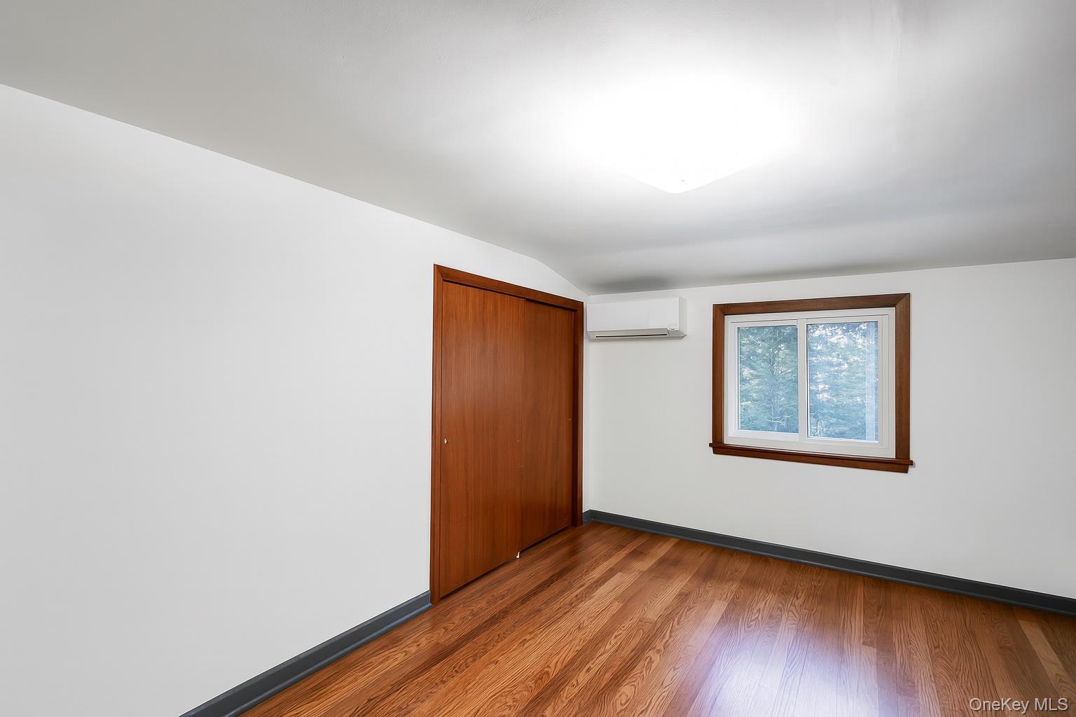 #13 photo, 24 Ormond Street, Dix Hills , NY 11746