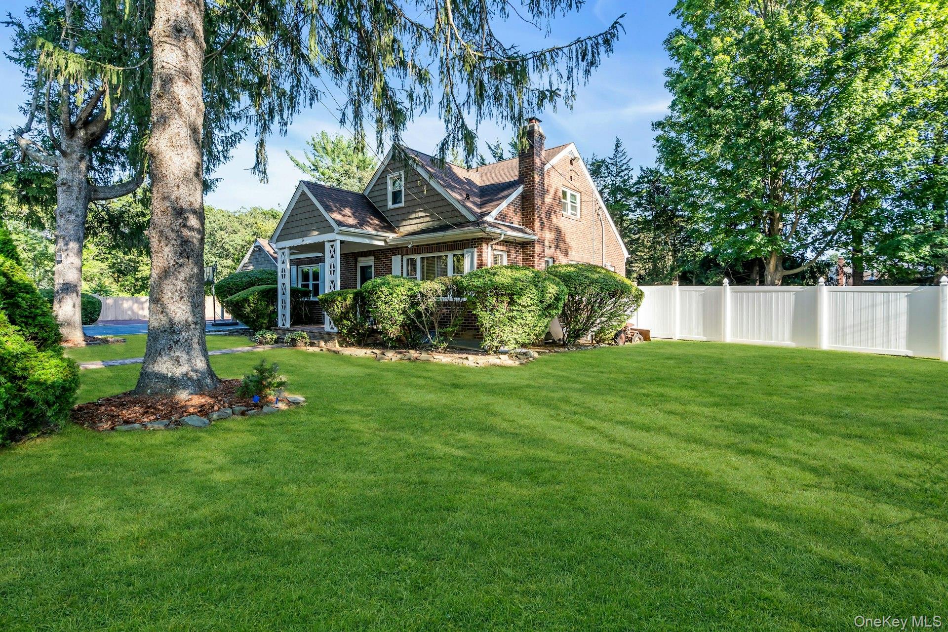 #4 photo, 24 Ormond Street, Dix Hills , NY 11746