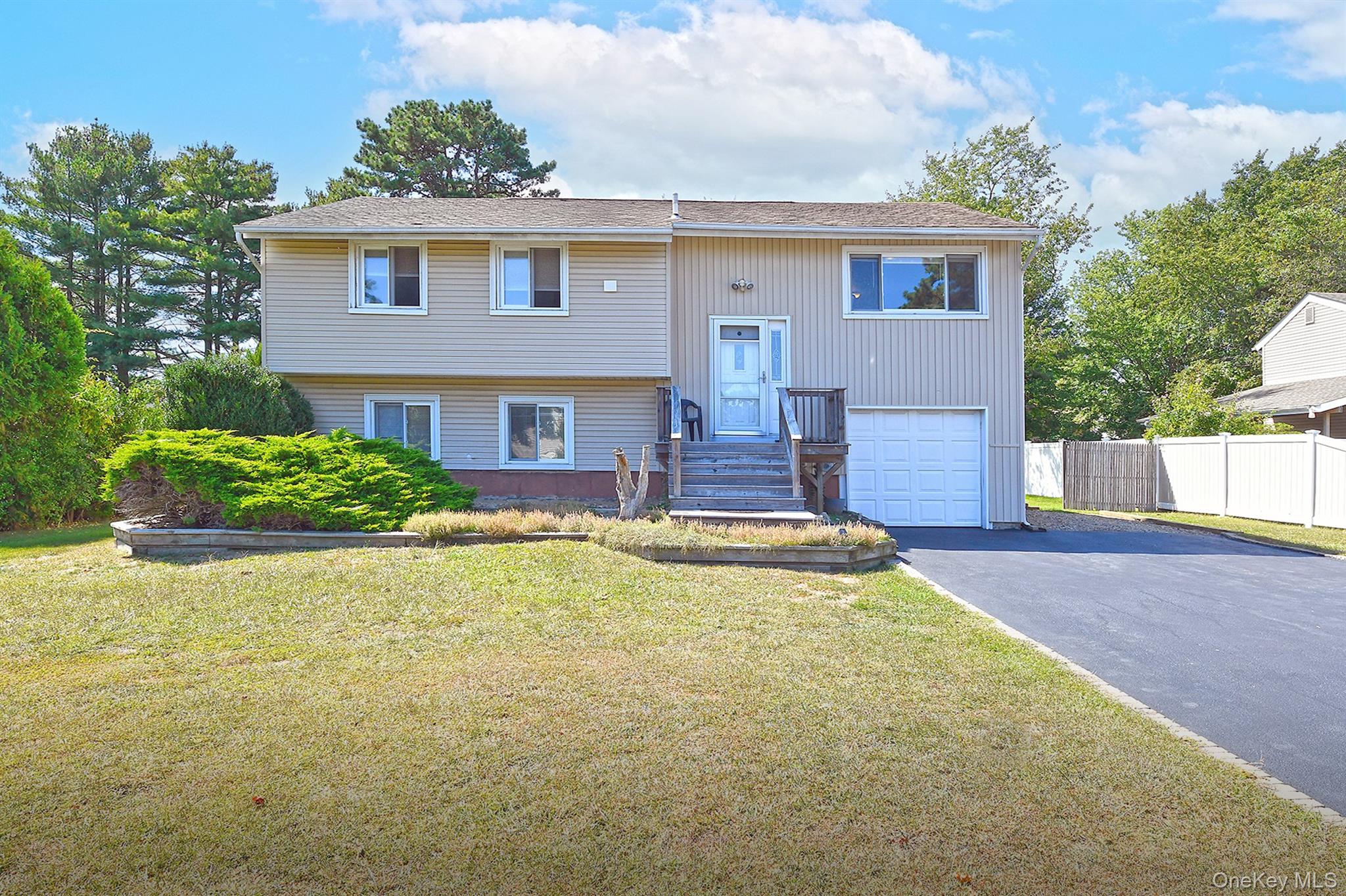 #1 photo, 8 Nantucket Drive, 东长岛 Medford , NY 11763