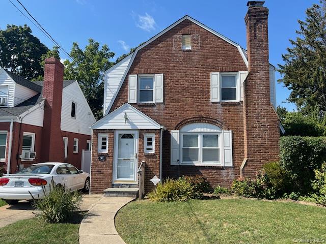 #1 photo, 33 Elmwood Avenue, नासाउ काउंटी Hempstead , NY 11550