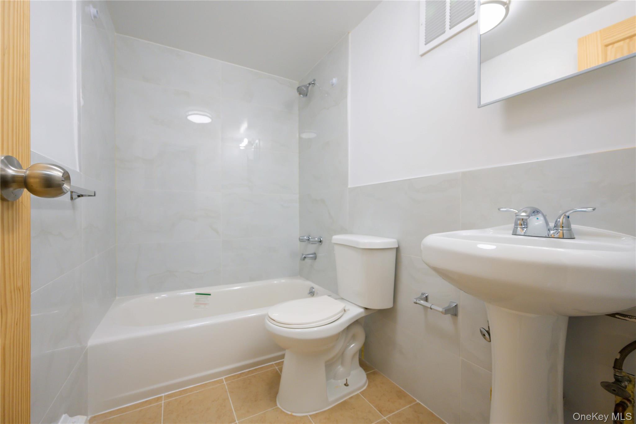 #10 photo, 53-37 97 Street, クイーンズ区 Corona , NY 11368