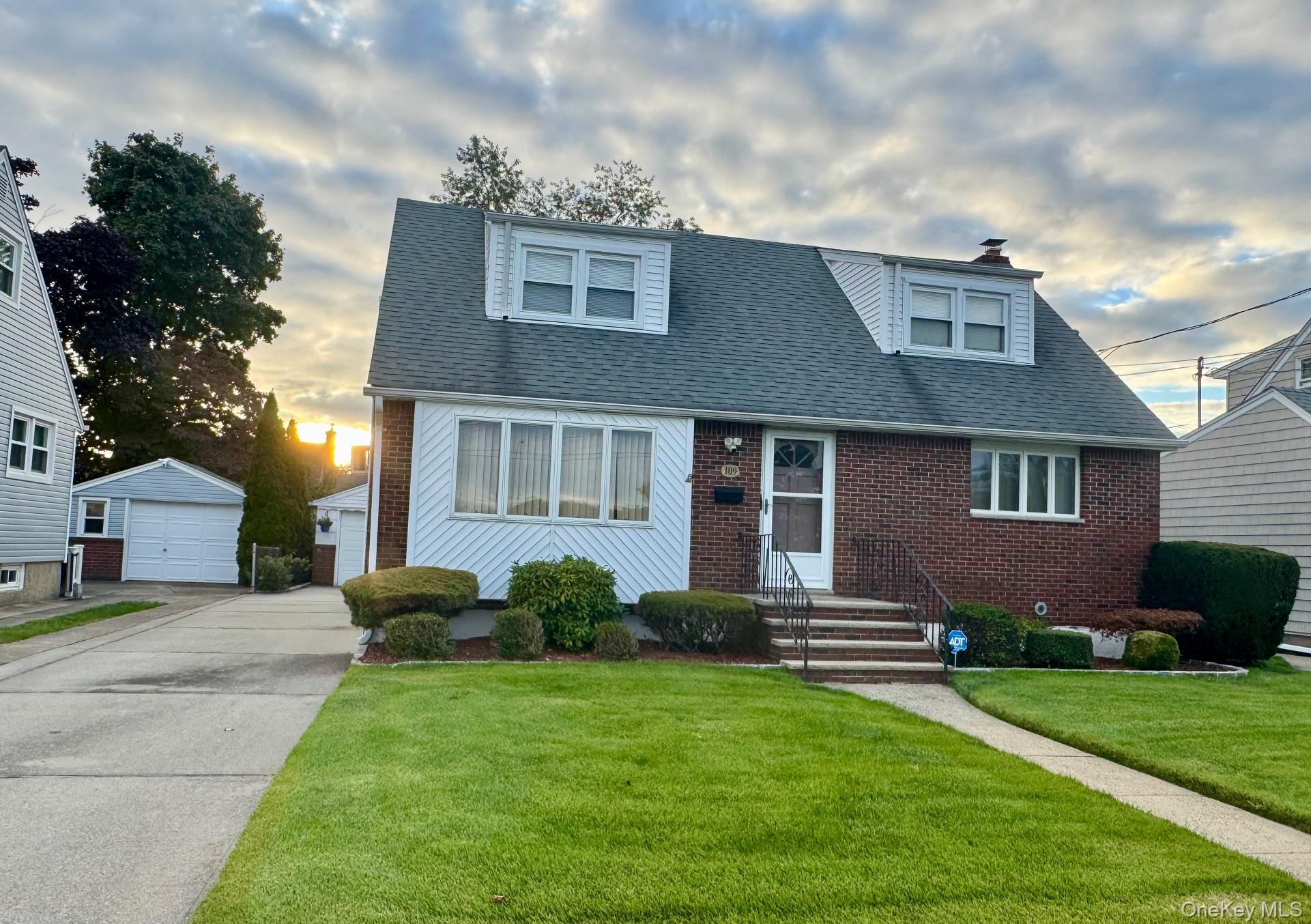 #1 photo, 109 Schenck Boulevard, ナッソー郡 Floral Park , NY 11001