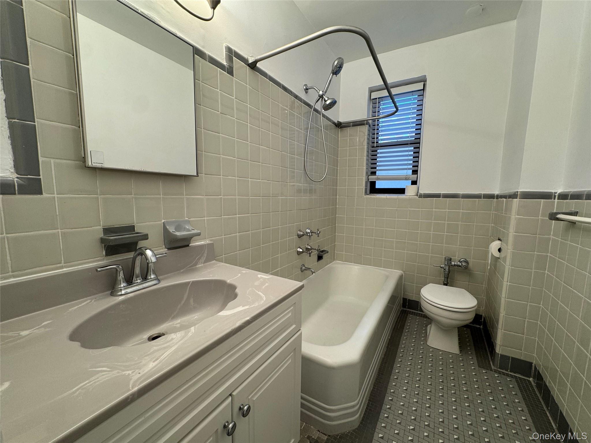 #10 photo, 69-10 Yellowstone blvd, クイーンズ区 Forest Hills , NY 11375