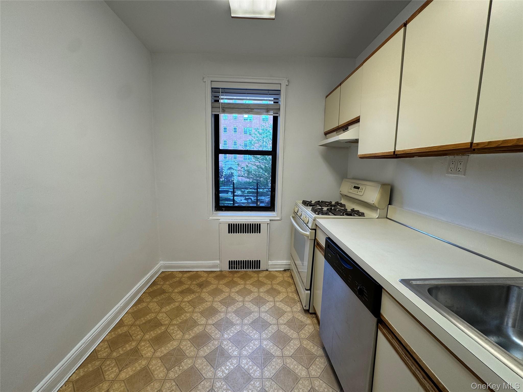 #8 photo, 69-10 Yellowstone blvd, クイーンズ区 Forest Hills , NY 11375