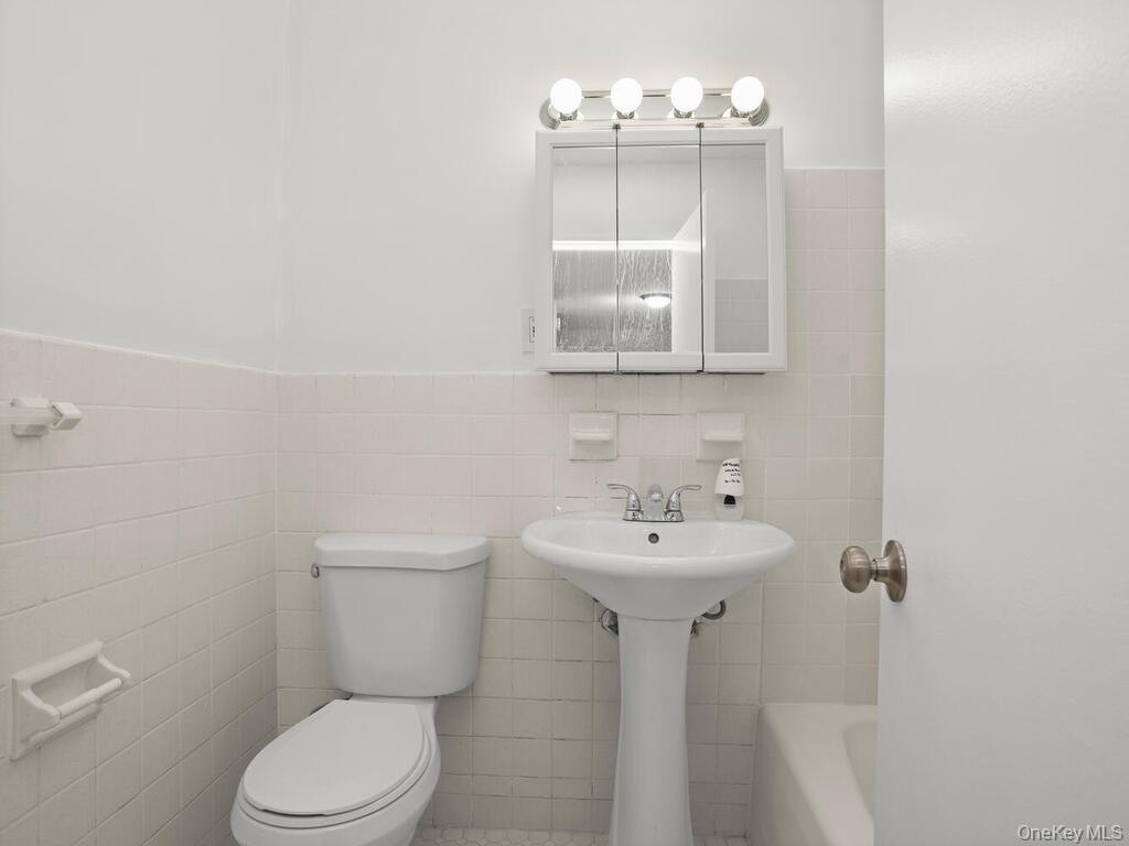 #20 photo, 3410 De Reimer Avenue, Bronx , NY 10475