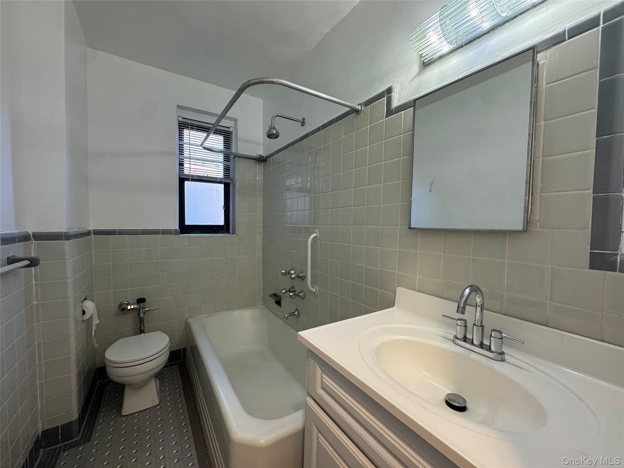 #8 photo, 69-10 yellowstone blvd, クイーンズ区 Forest Hills , NY 11375