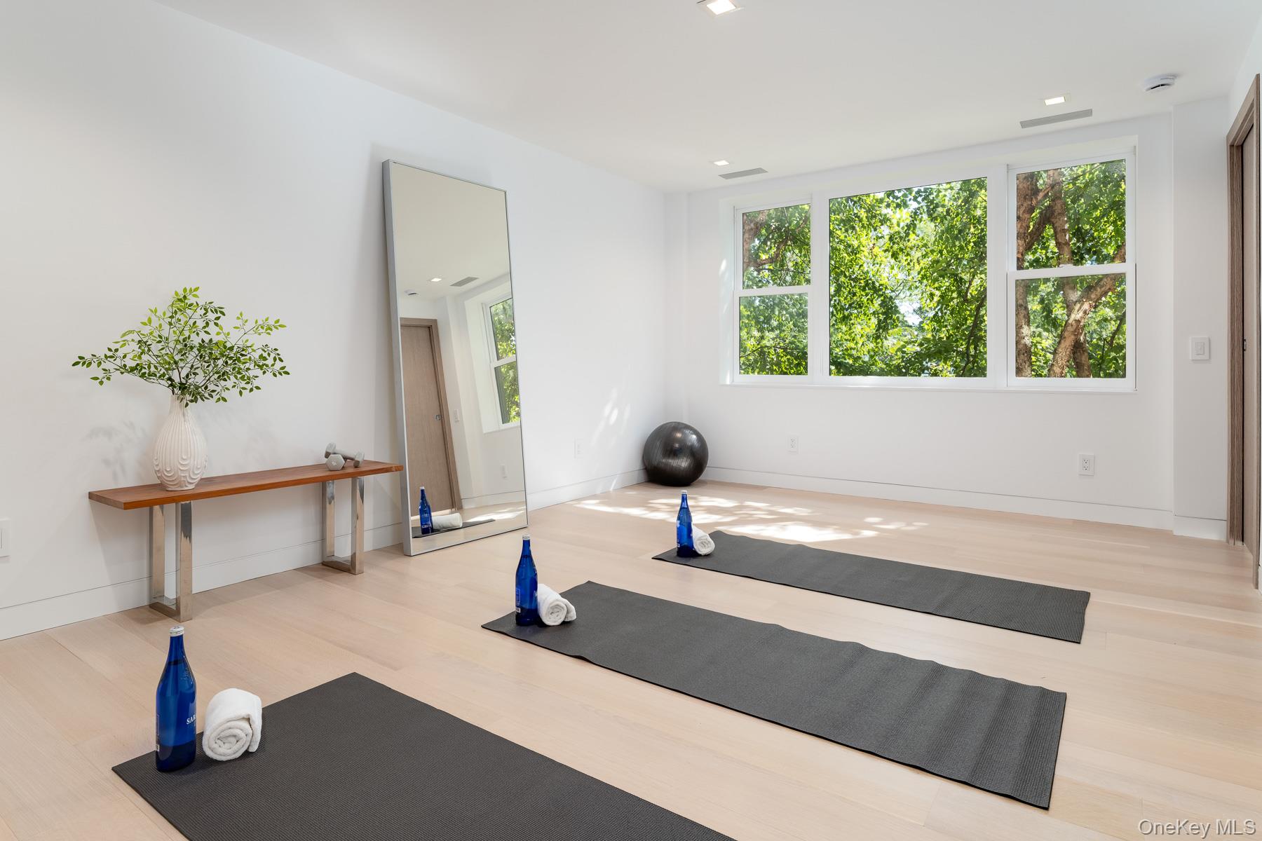 #18 photo, 636 Steamboat Road, Greenwich , NY 06830