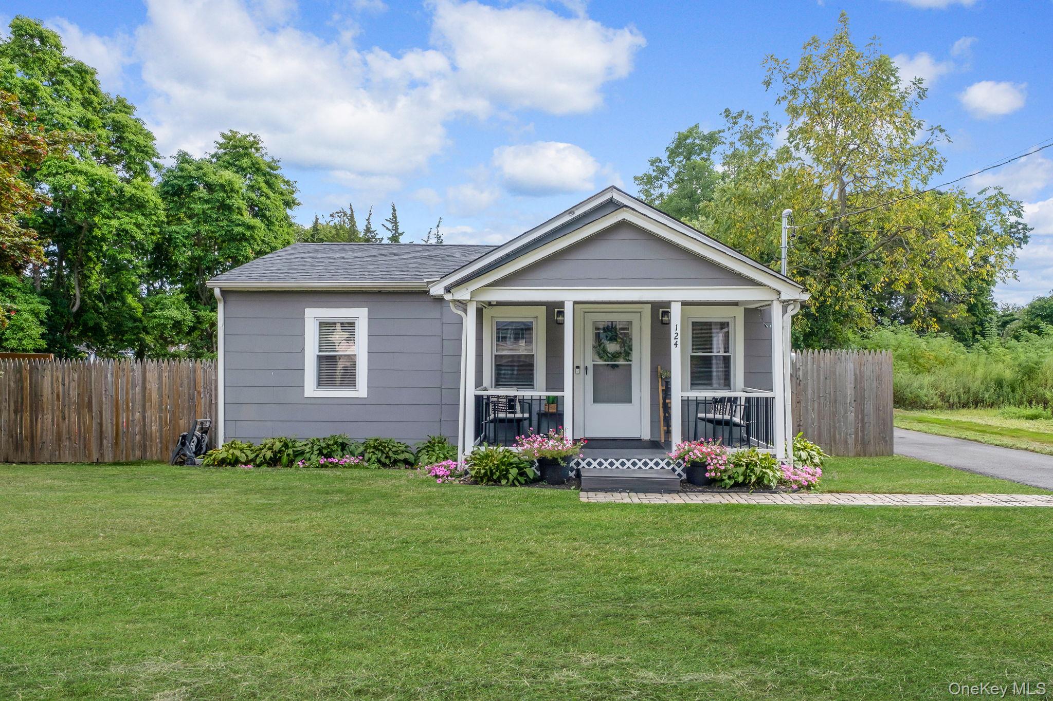 #1 photo, 124 4th Street, 东长岛 圣占士 Saint James , NY 11780