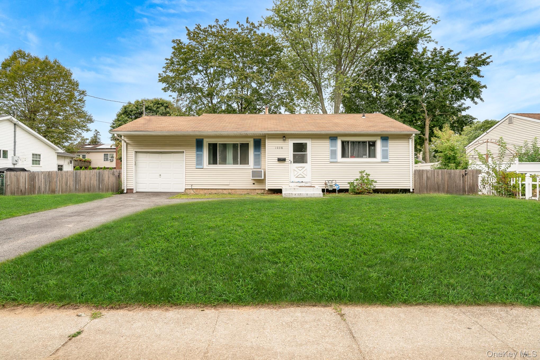 #1 photo, 1038 Manor Lane, サフォーク郡 Bay Shore , NY 11706