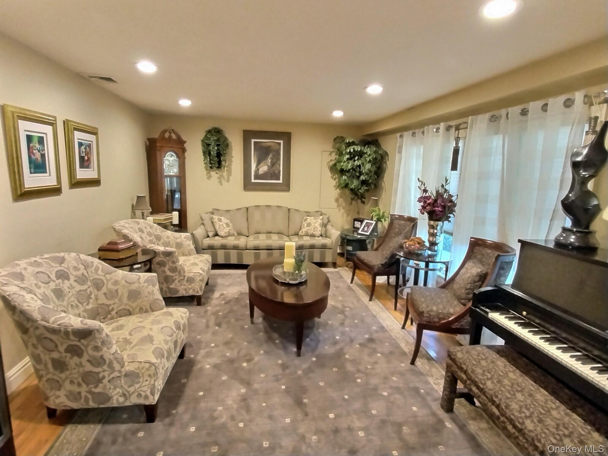 #6 photo, 467 Susan Court, West Hempstead , NY 11552