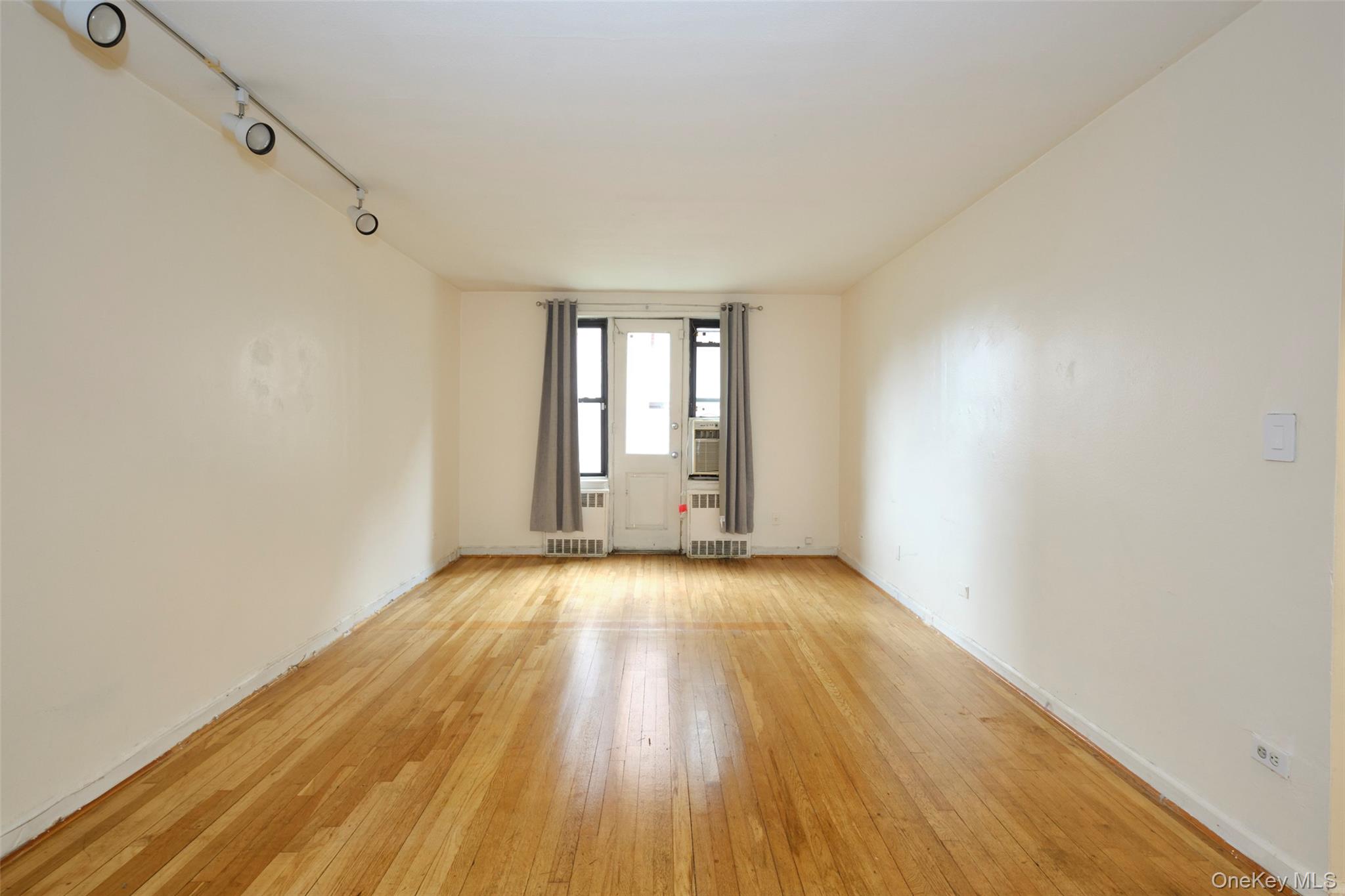 #11 photo, 15011 72nd Road, クイーンズ区 Kew Garden Hills , NY 11367