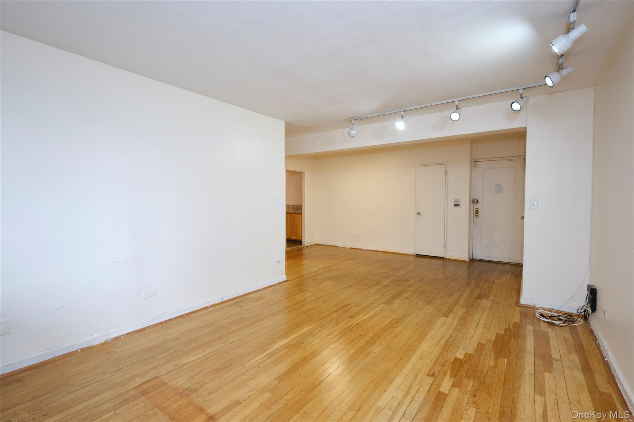 #13 photo, 15011 72nd Road, クイーンズ区 Kew Garden Hills , NY 11367