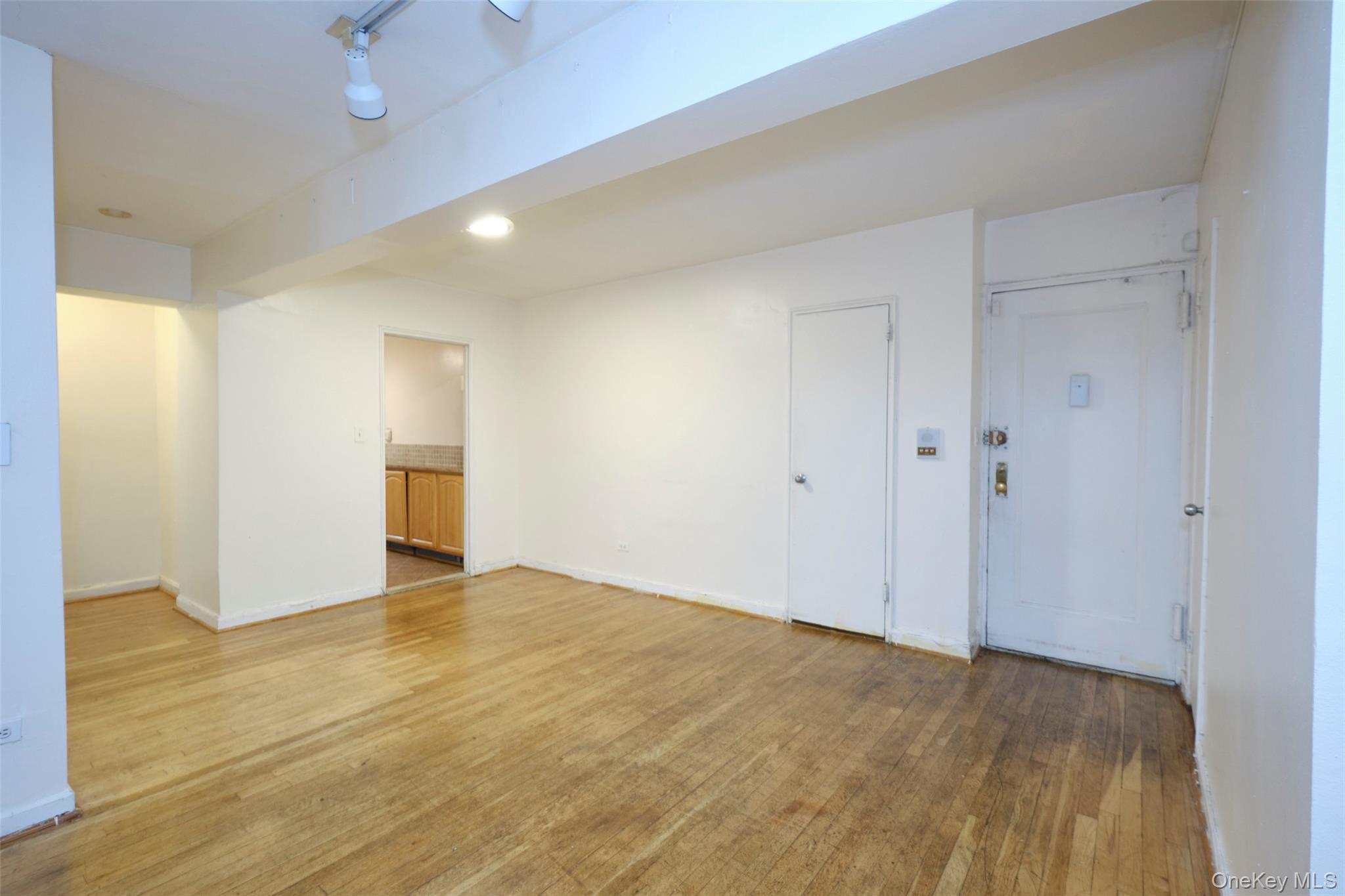 #17 photo, 15011 72nd Road, クイーンズ区 Kew Garden Hills , NY 11367