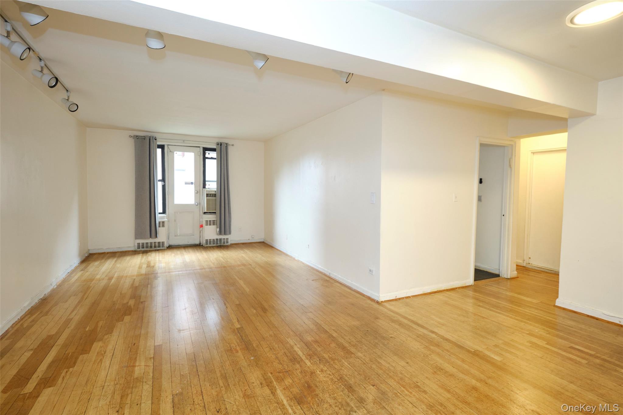 #2 photo, 15011 72nd Road, クイーンズ区 Kew Garden Hills , NY 11367