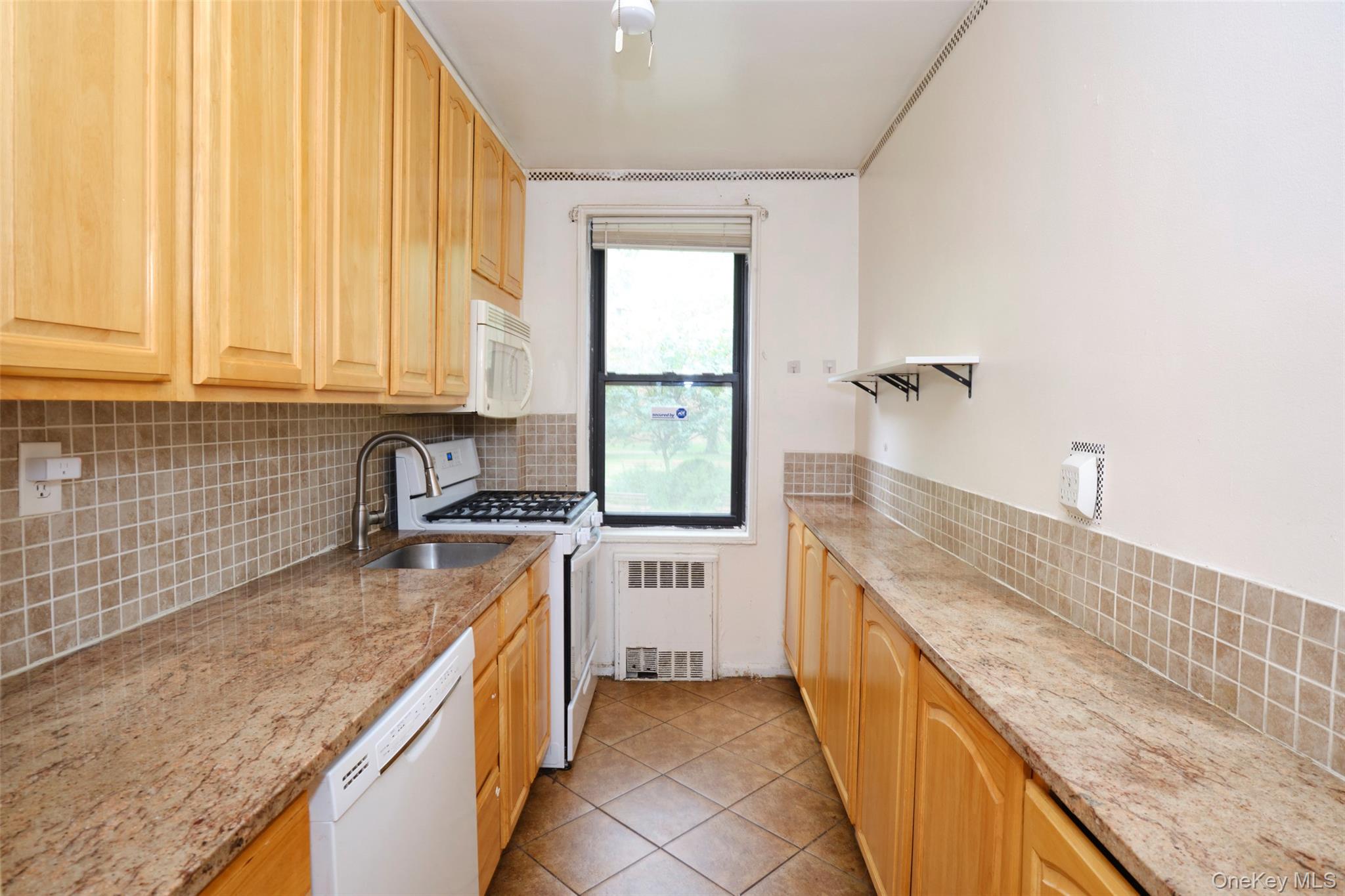 #20 photo, 15011 72nd Road, クイーンズ区 Kew Garden Hills , NY 11367