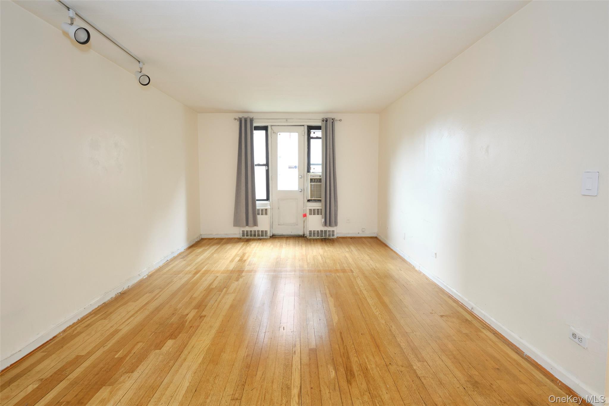 #3 photo, 15011 72nd Road, クイーンズ区 Kew Garden Hills , NY 11367