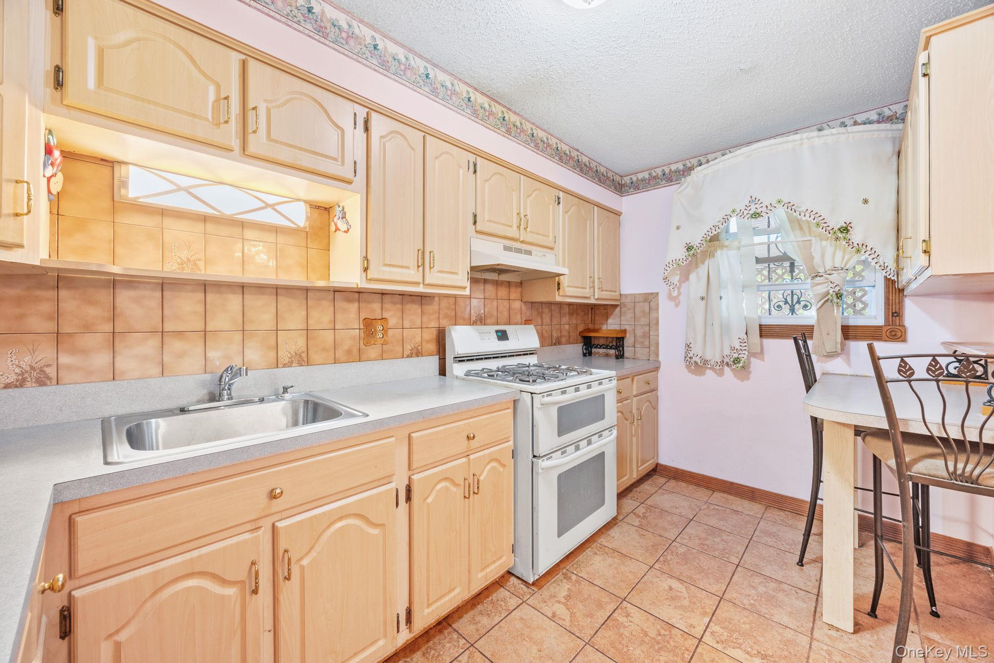 #7 photo, 96 Herzl Street, Brooklyn , NY 11212