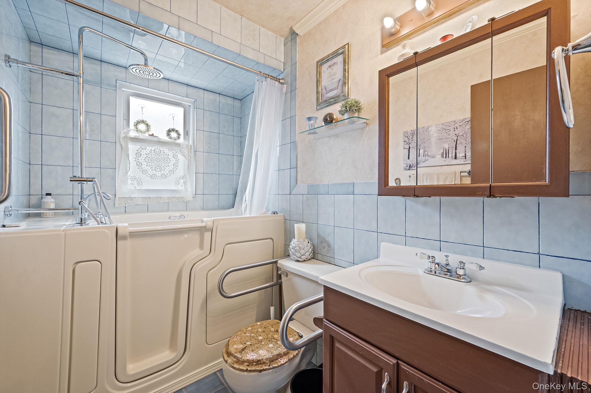 #16 photo, 436 N Ontario Avenue, Lindenhurst , NY 11757