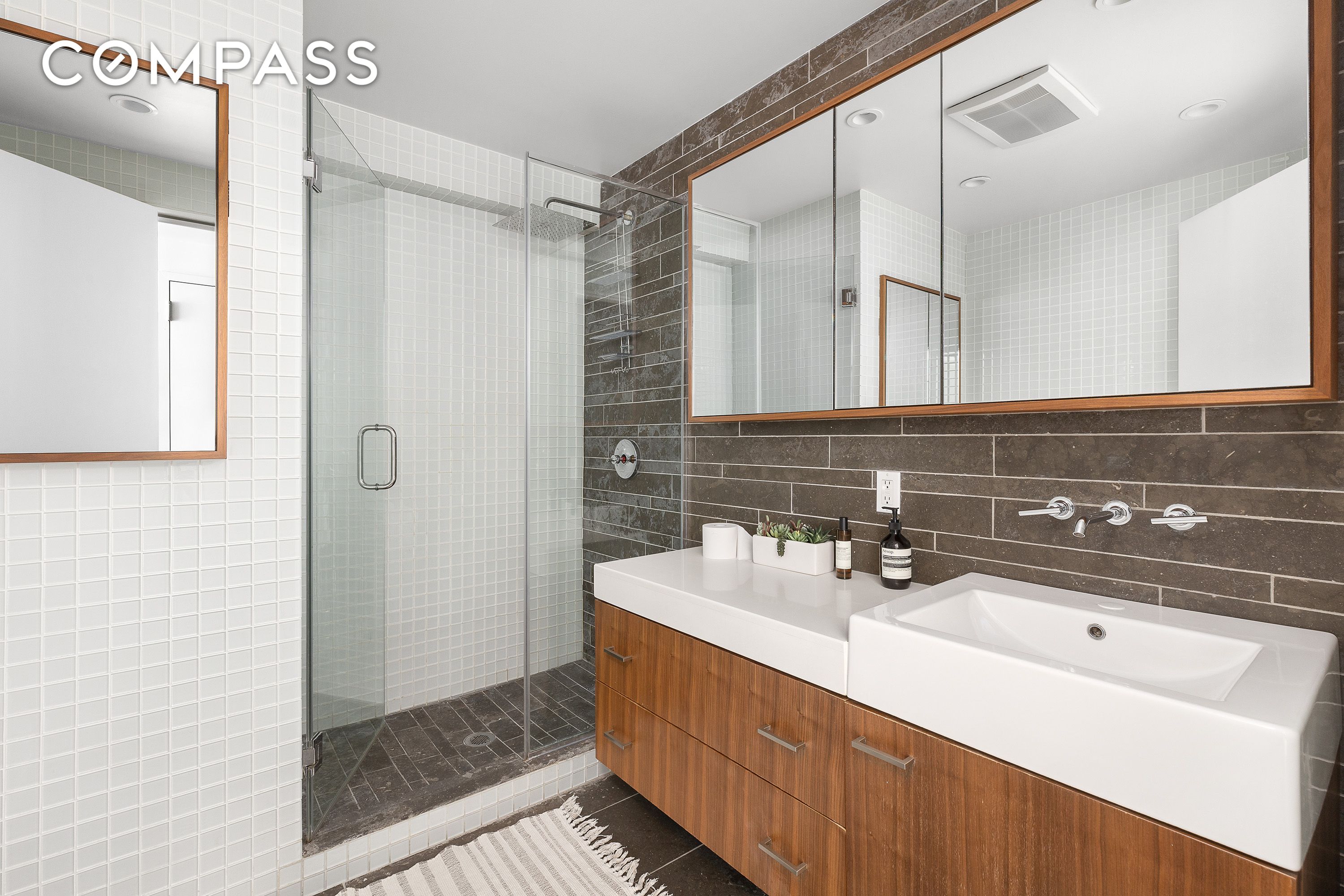 #10 photo, 263 Bowery, マンハッタン Lower East Side , NY 10002