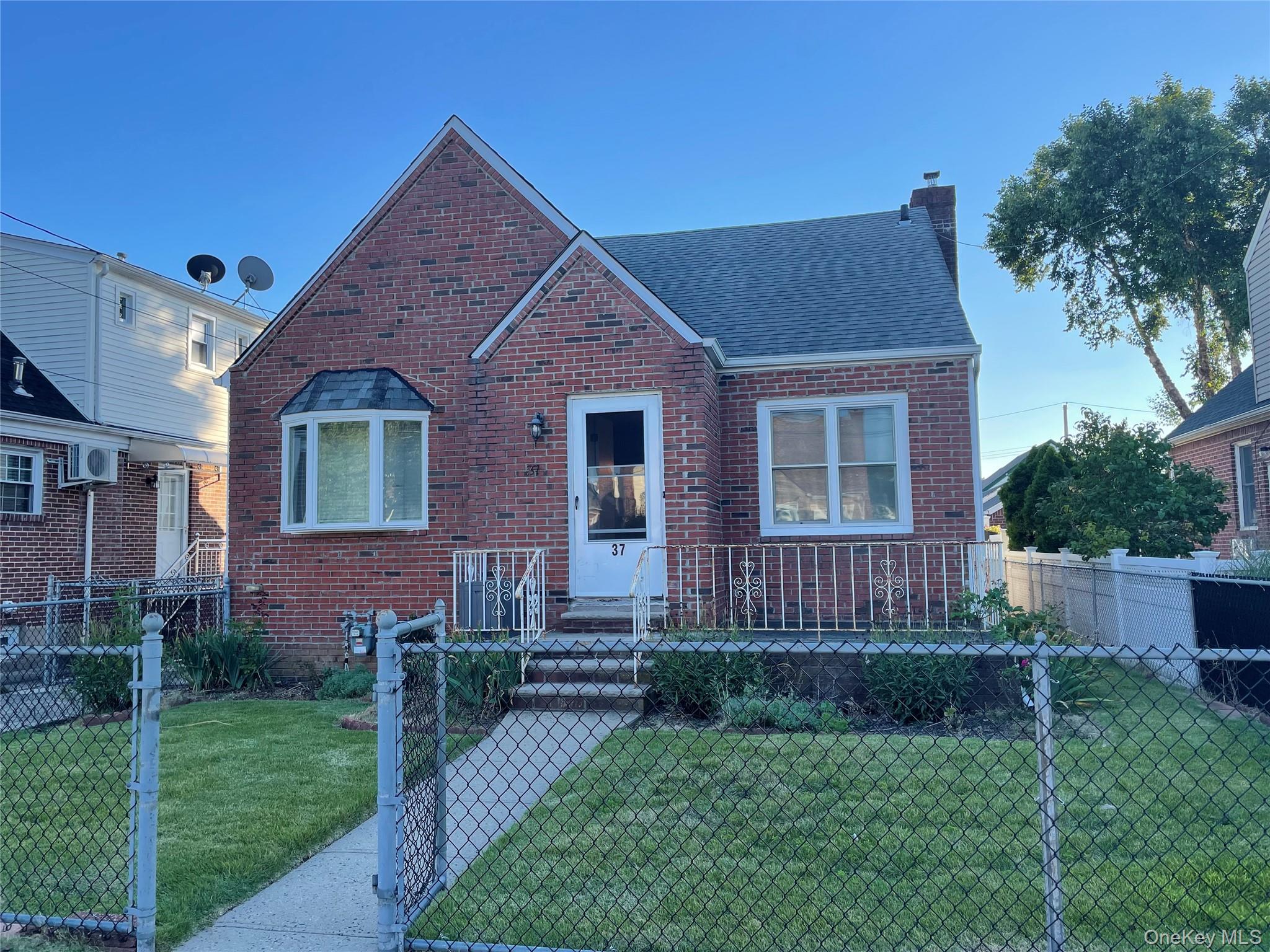 #1 photo, 37 Stephen Avenue, नासाउ काउंटी New Hyde Park , NY 11040