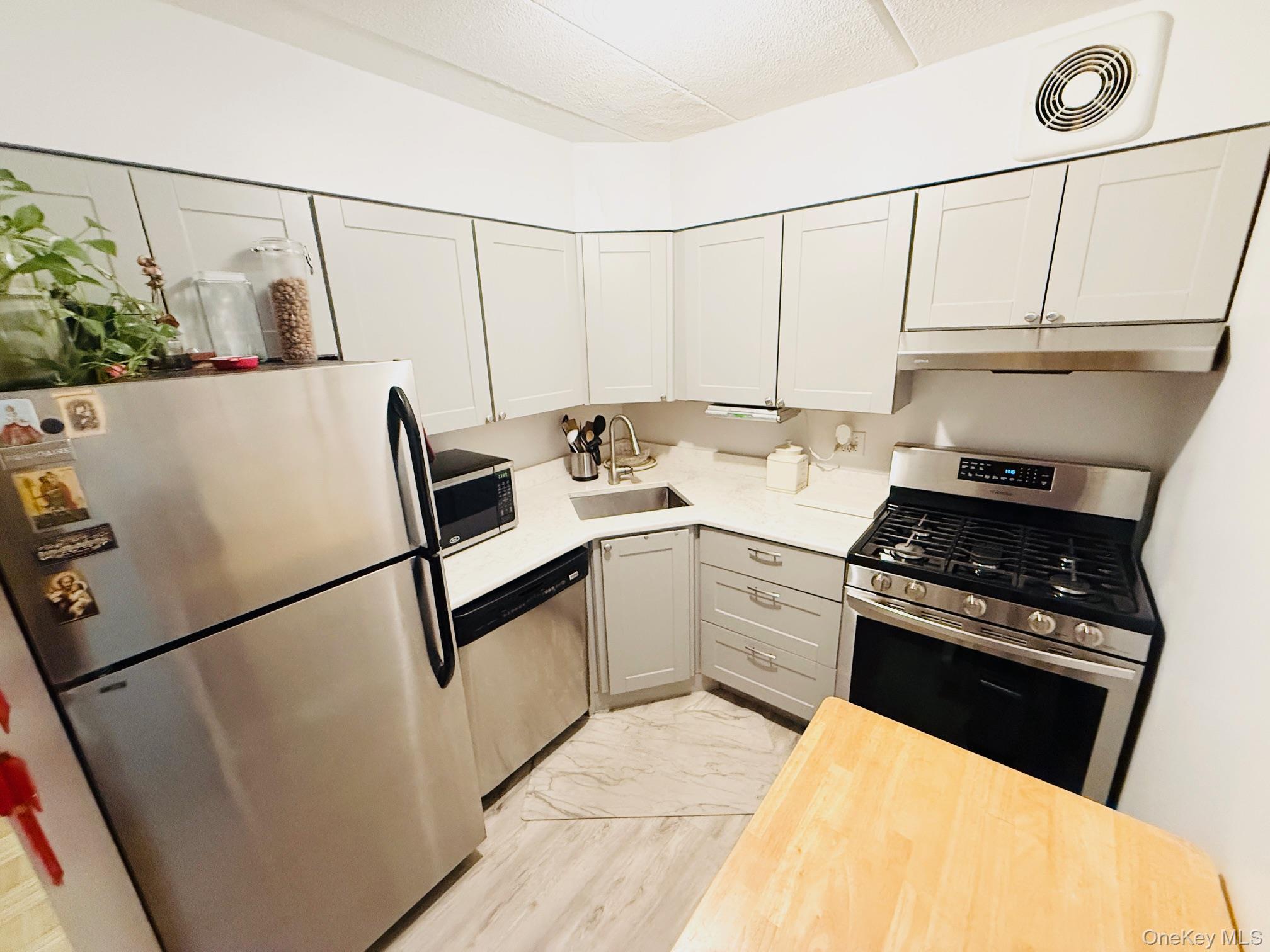 #7 photo, 68-09 242nd Street, Little Neck , NY 11362