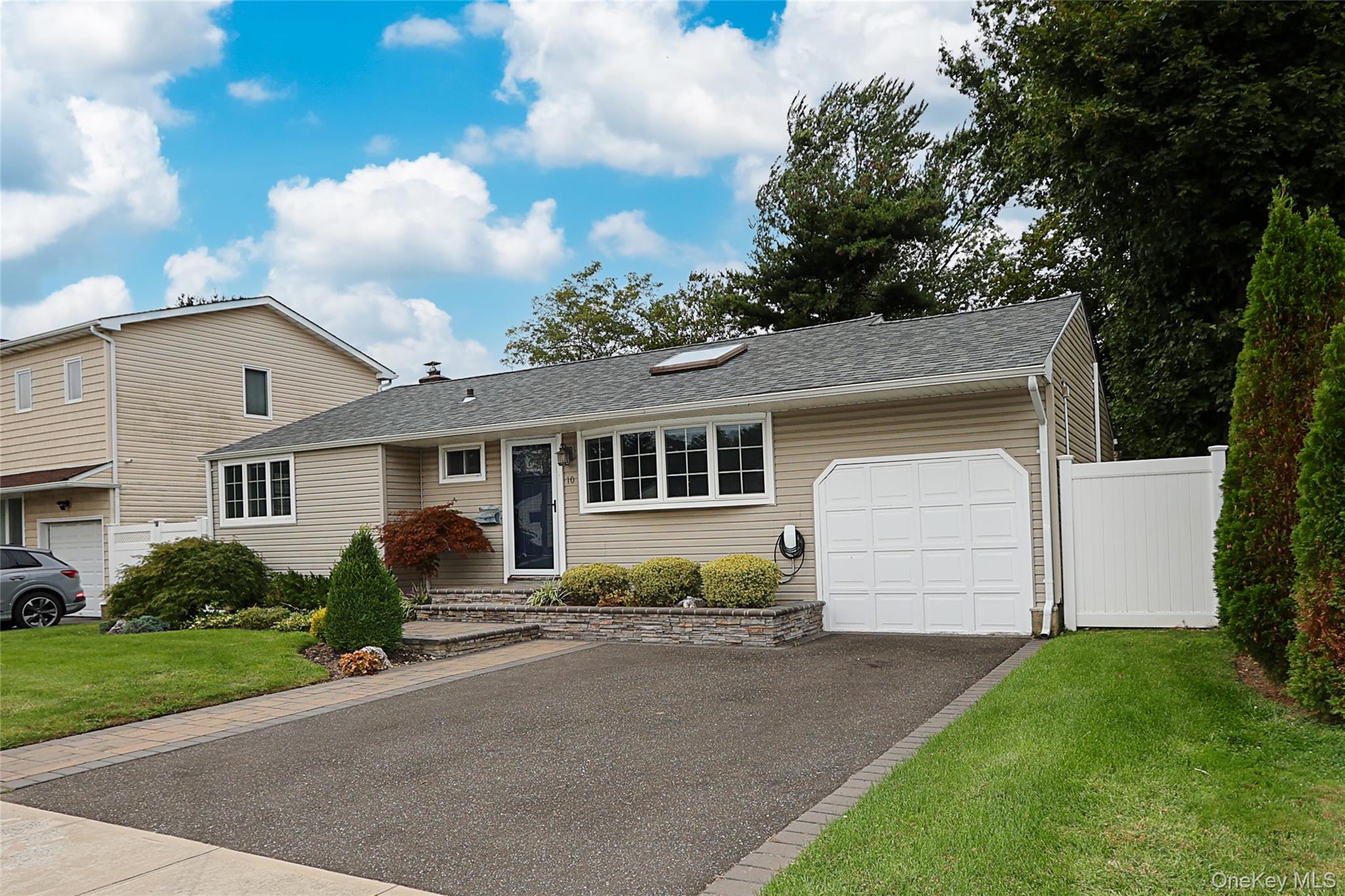 #1 photo, 10 Park Drive, नासाउ काउंटी Old Bethpage , NY 11804