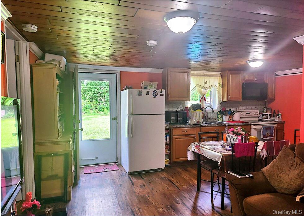 #9 photo, 112 S Bedford Avenue, Islandia , NY 11749