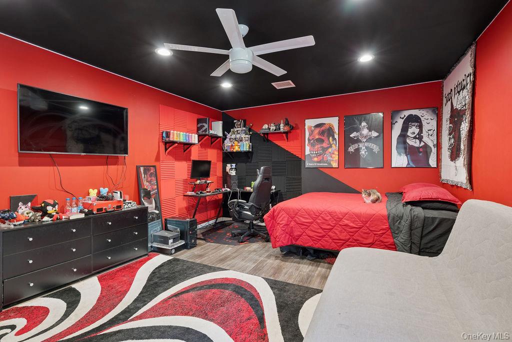 #19 photo, 30 Lone Oak Path, Smithtown , NY 11787