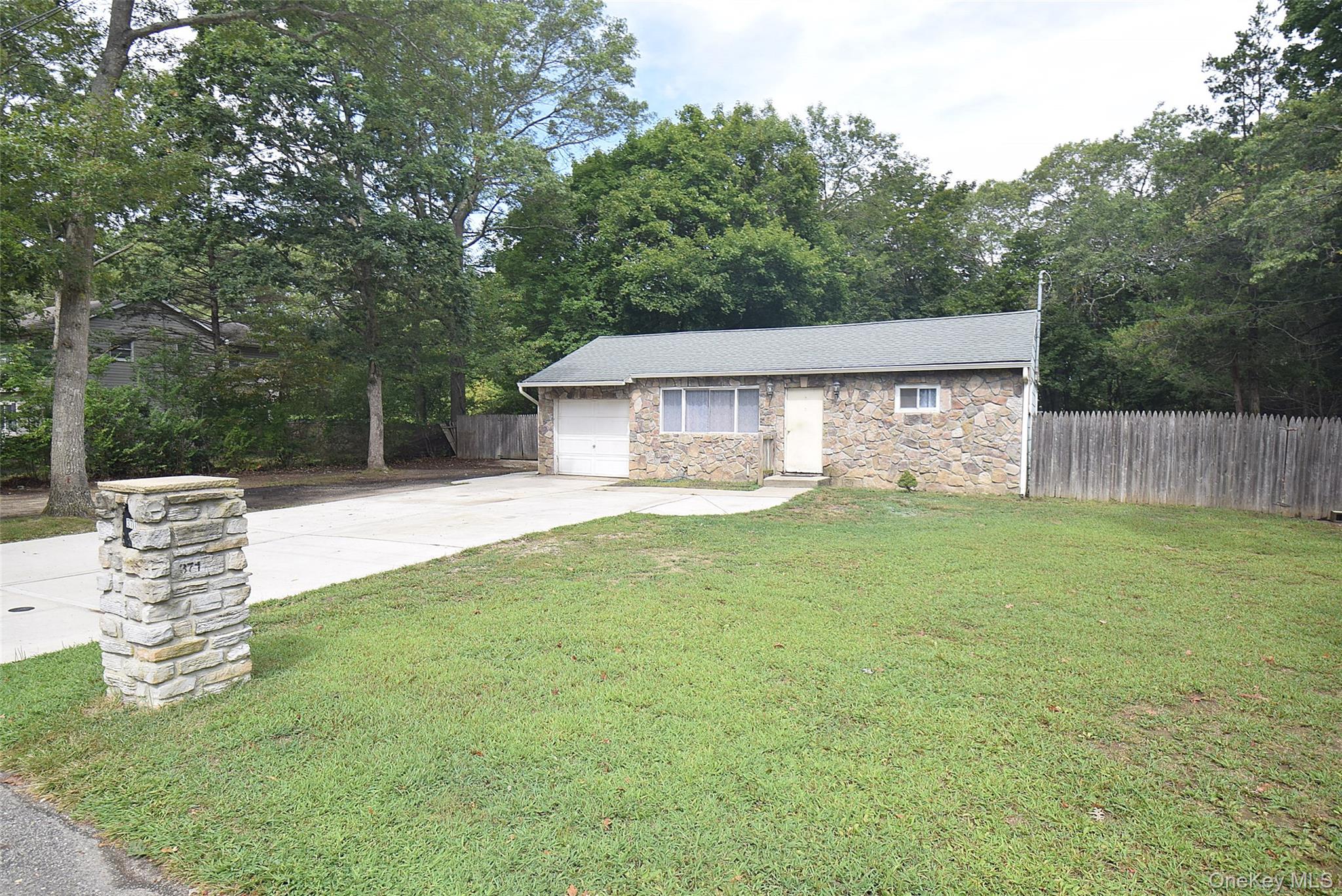 #1 photo, 371 Oceanside Street, सफ़ोक काउंटी Islip Terrace , NY 11752