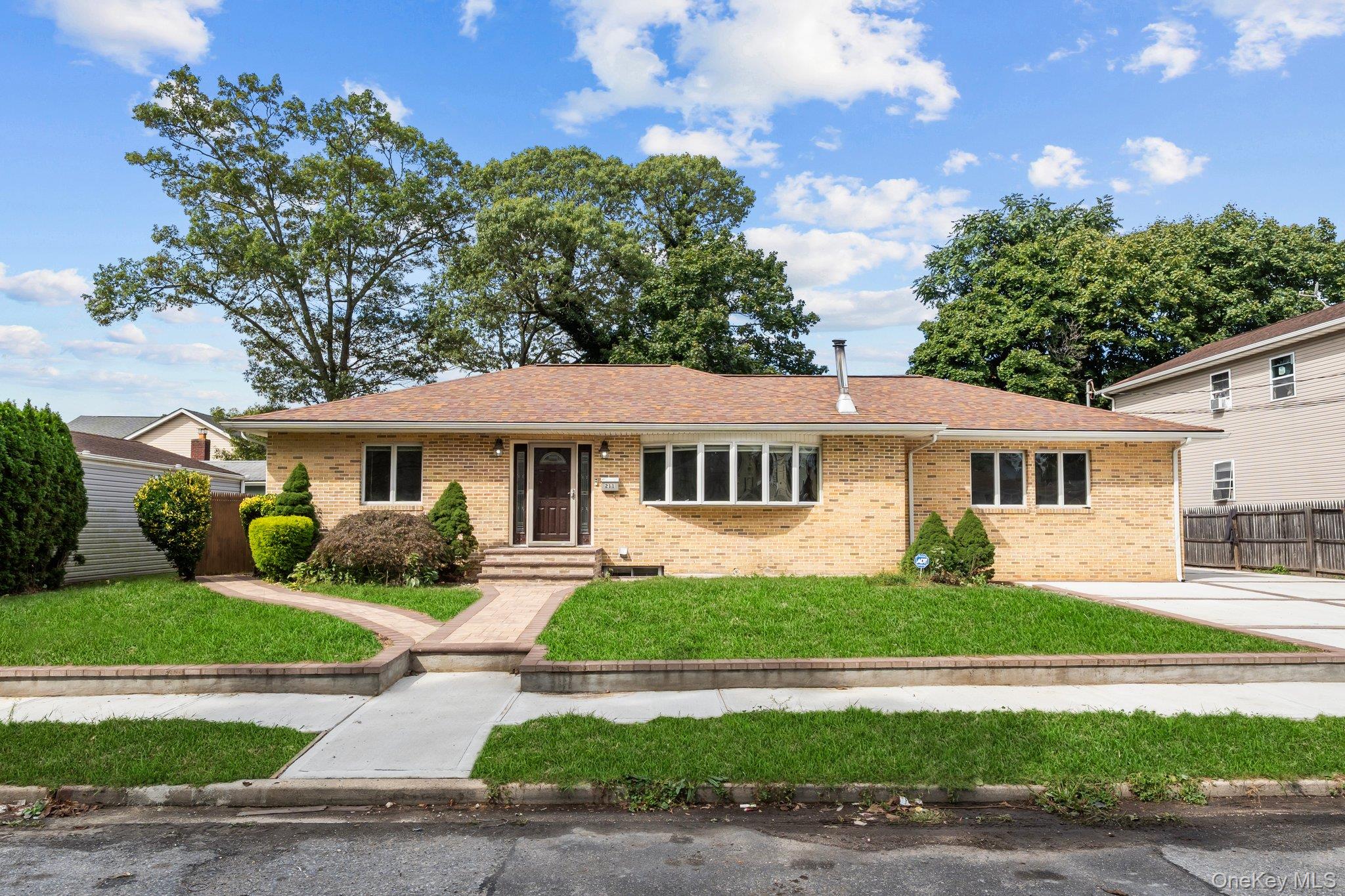 #1 photo, 211 Manhattan Avenue, नासाउ काउंटी Roosevelt , NY 11575