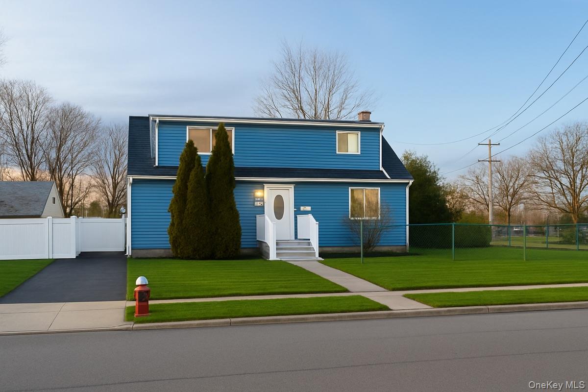 #1 photo, 8 Nostrand Street, सफ़ोक काउंटी Farmingdale , NY 11735