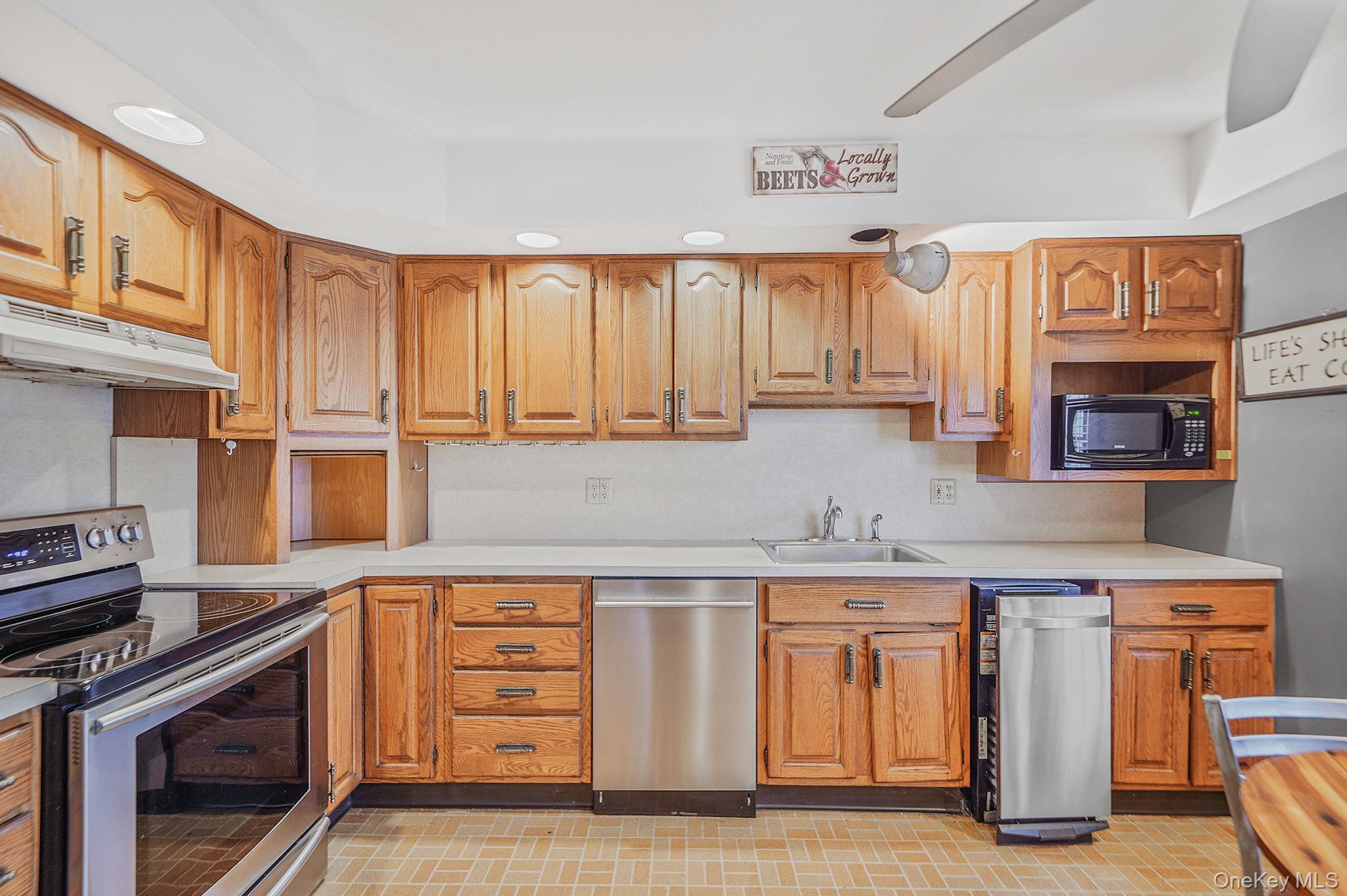 #4 photo, 246 Blacksmith Road, Levittown , NY 11756