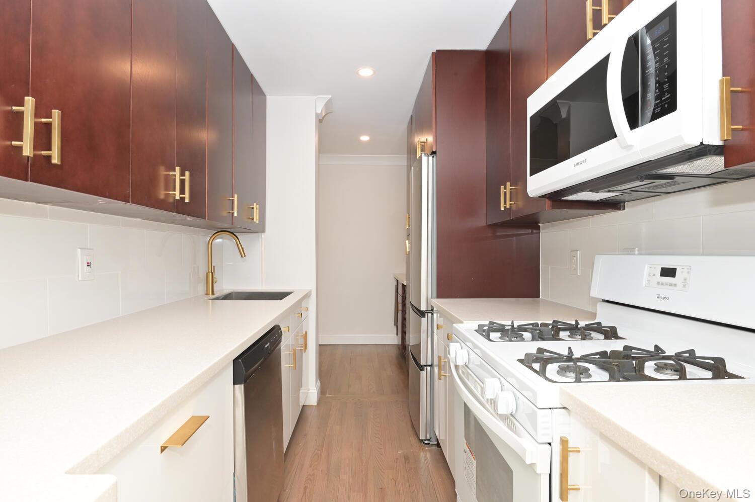 #3 photo, 6 Birchwood Court, Mineola , NY 11501