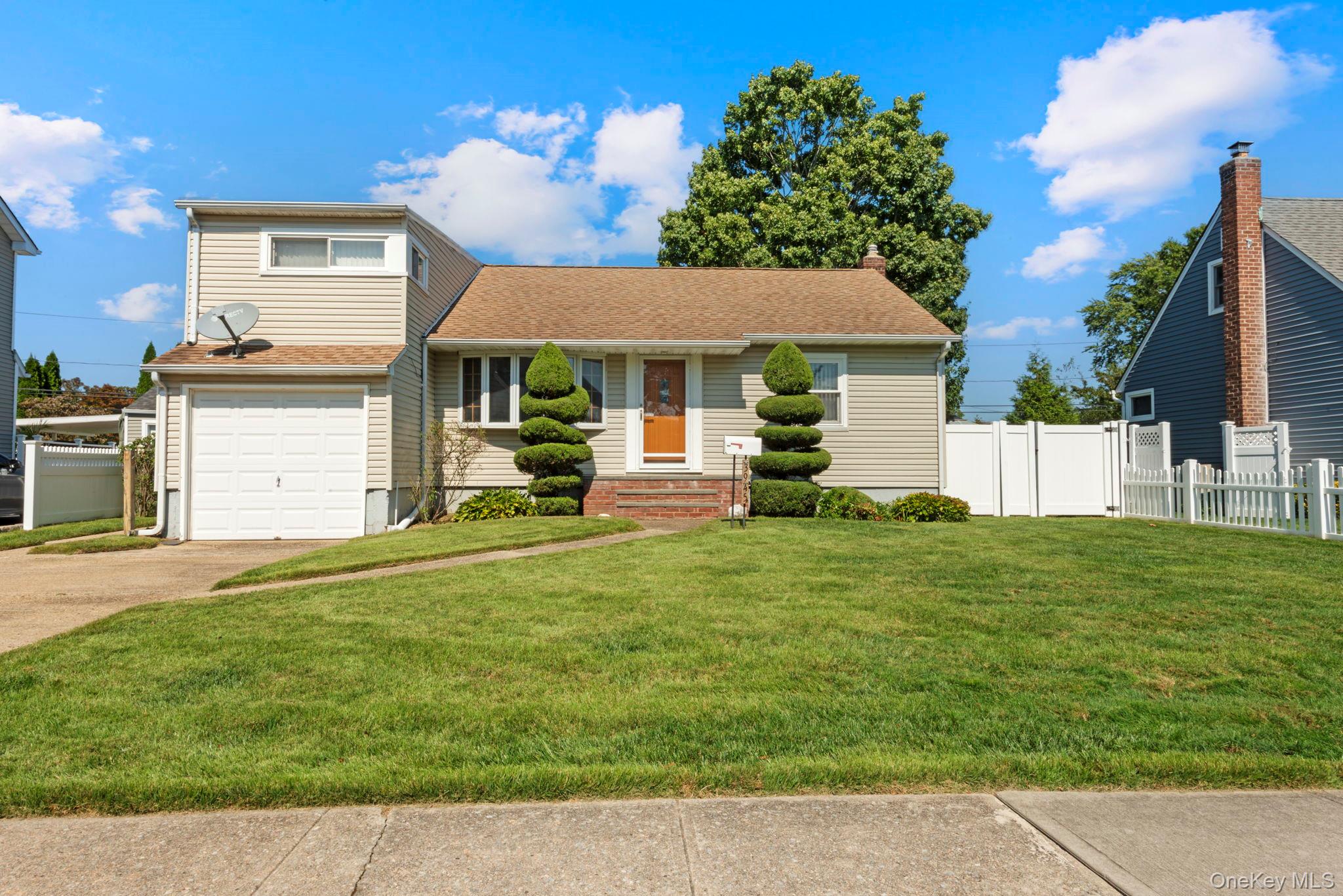 #1 photo, 3945 Old Post Road, ناسو Seaford , NY 11783