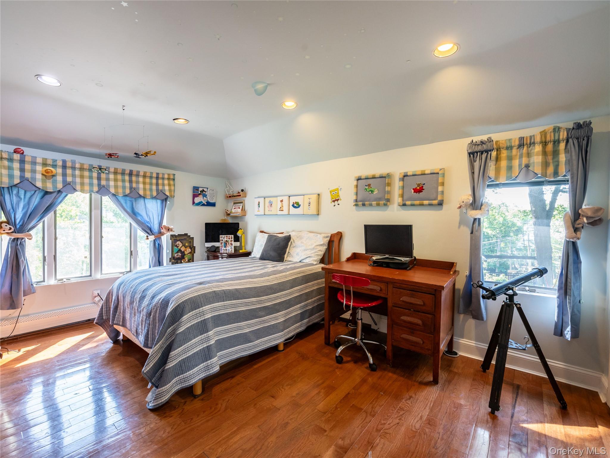 #20 photo, 100 Station Road, Great Neck , NY 11023