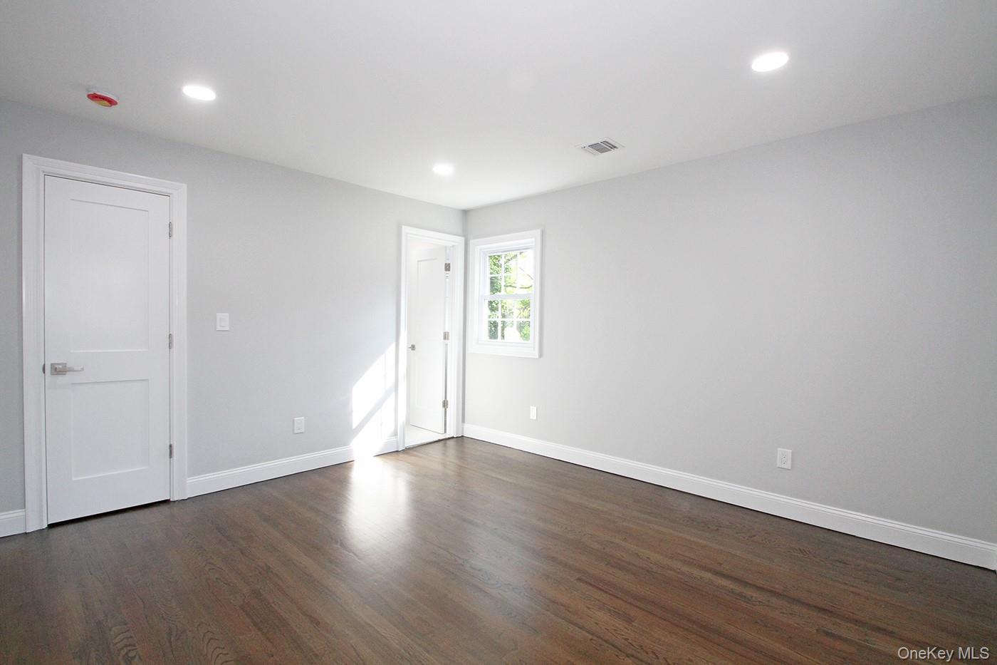 #12 photo, 16 Eleanor Road, Plainview , NY 11803