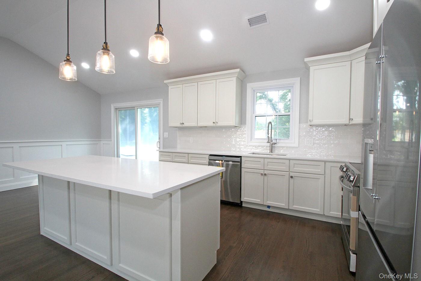 #7 photo, 16 Eleanor Road, Plainview , NY 11803