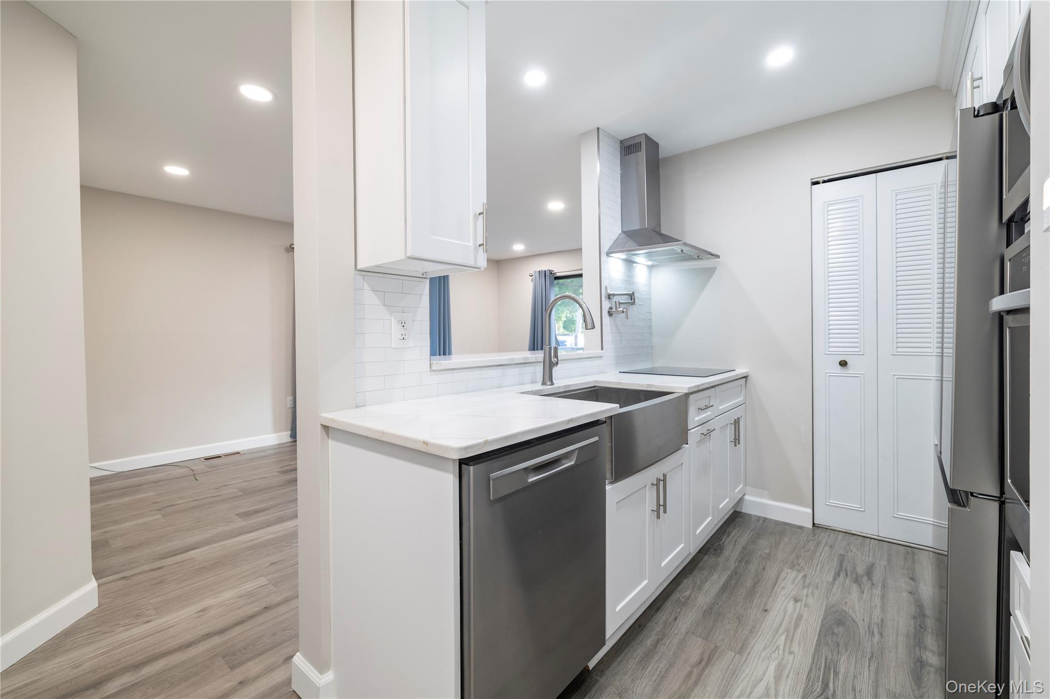 #12 photo, 615 Broadway, Amityville , NY 11701