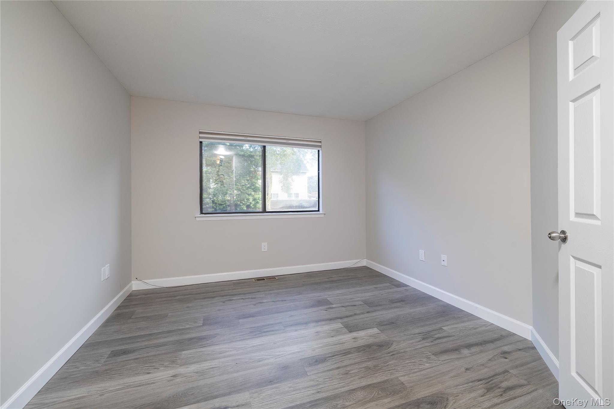 #3 photo, 615 Broadway, Amityville , NY 11701