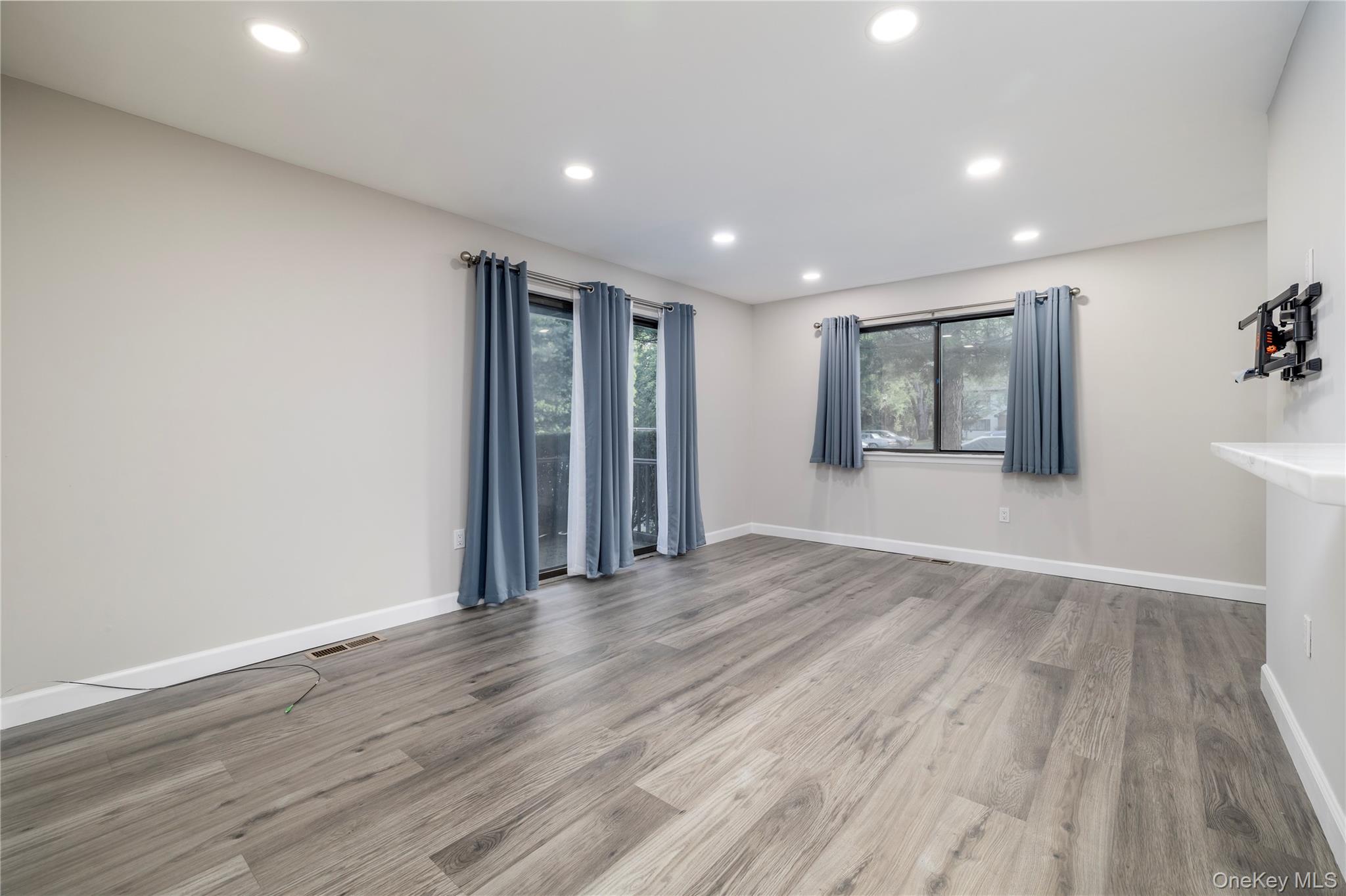 #7 photo, 615 Broadway, Amityville , NY 11701