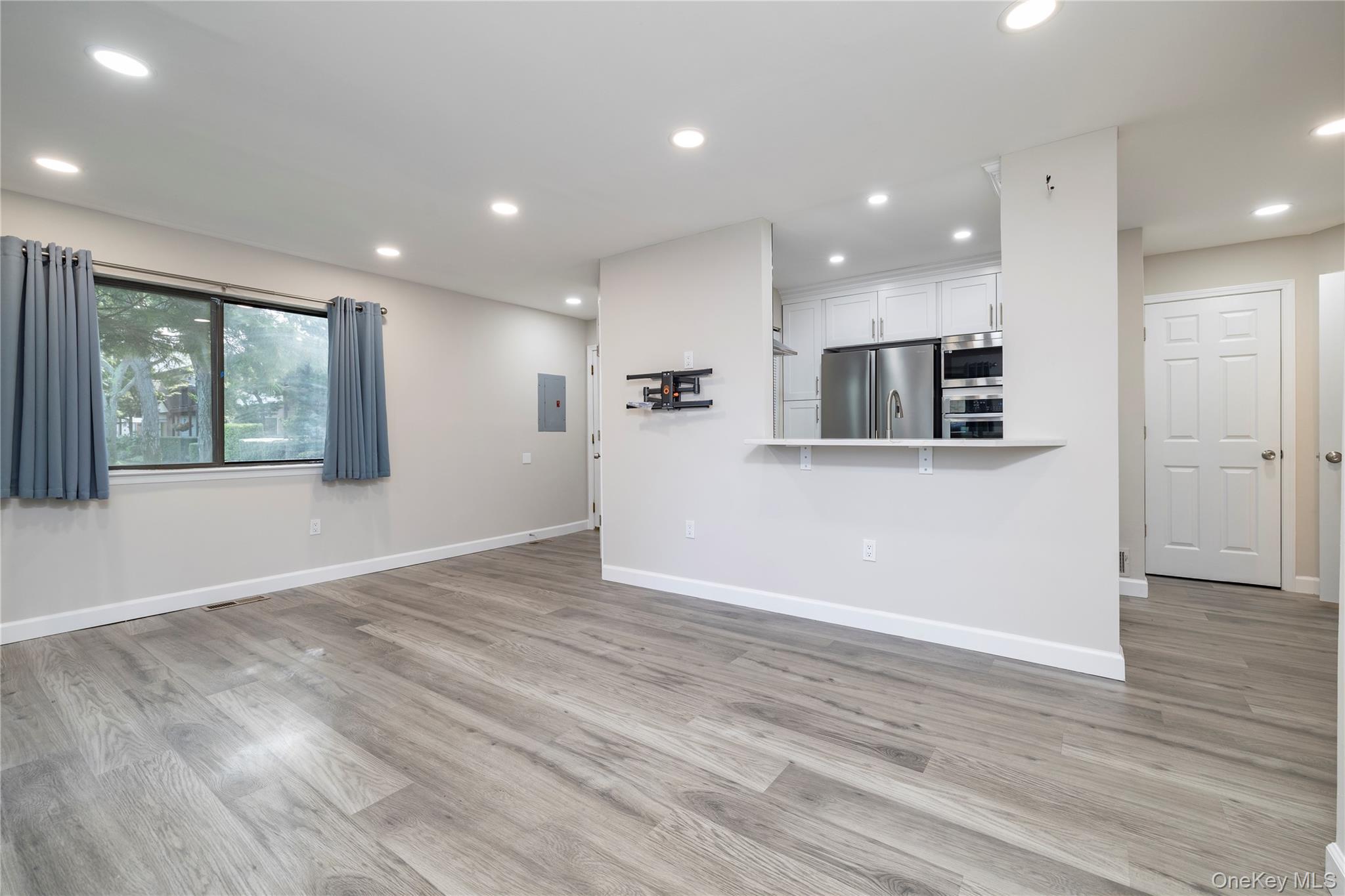 #8 photo, 615 Broadway, Amityville , NY 11701