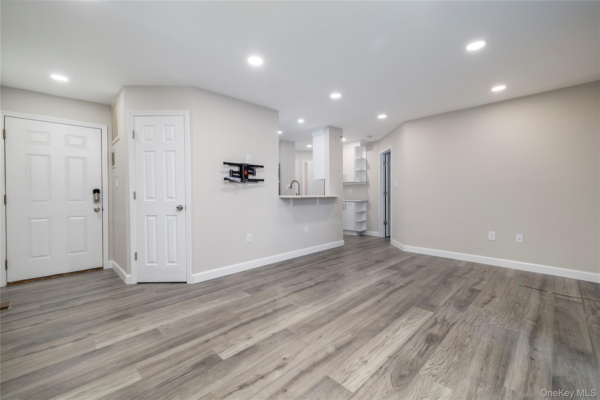 #9 photo, 615 Broadway, Amityville , NY 11701