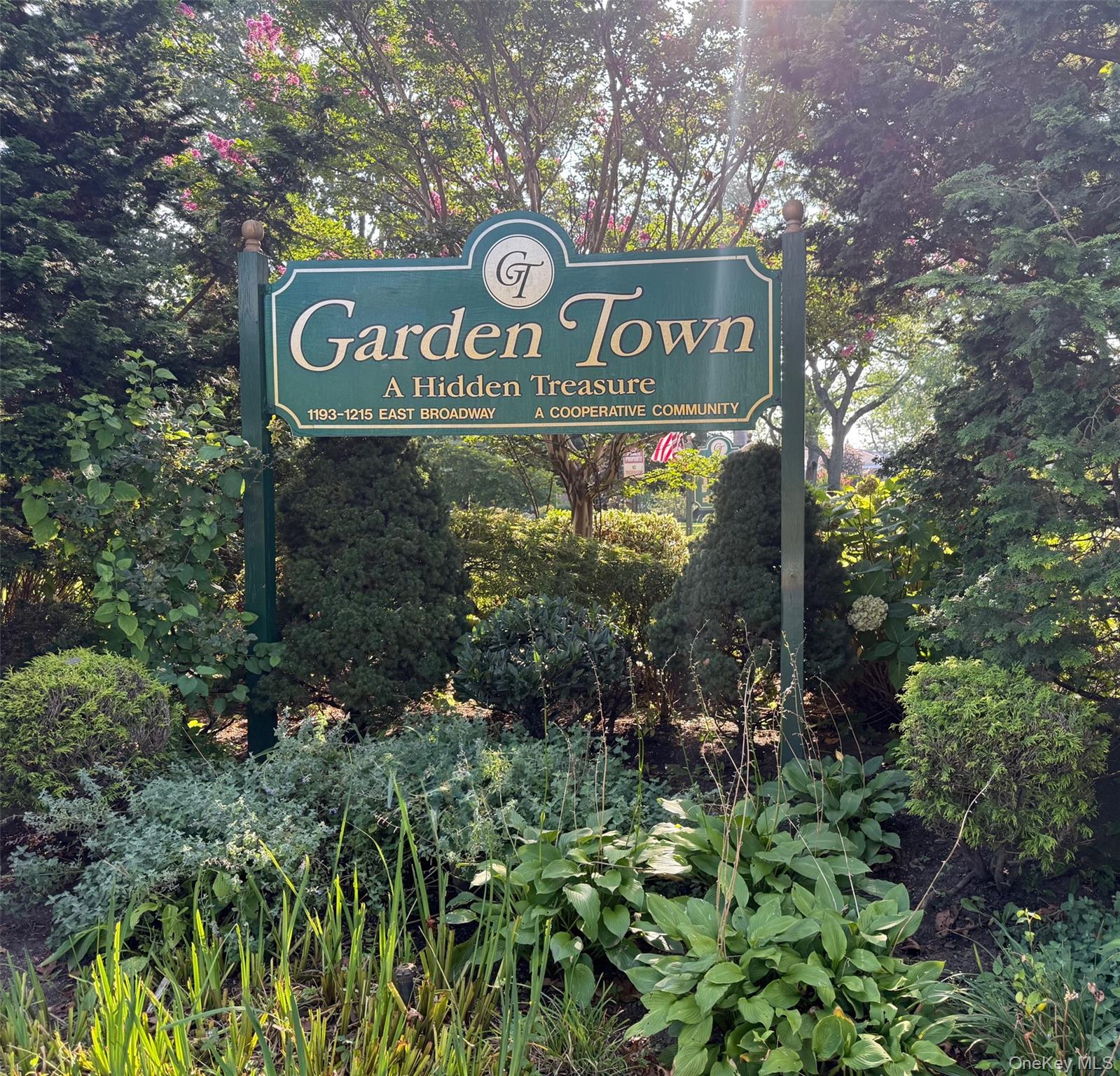 #1 photo, 1211 E Broadway, नासाउ काउंटी Hewlett , NY 11557