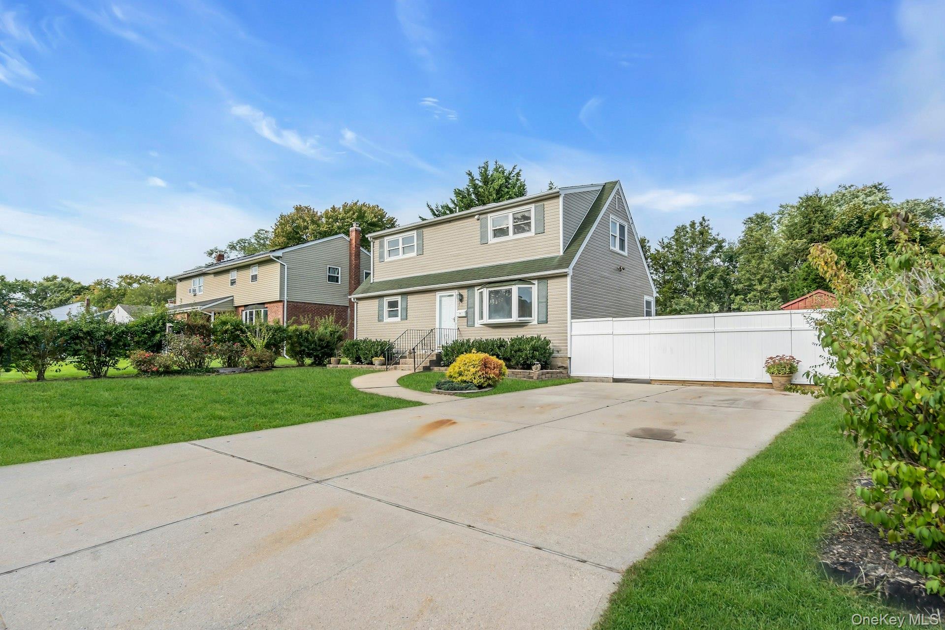 #1 photo, 51 Arbor Lane, सफ़ोक काउंटी Centereach , NY 11720