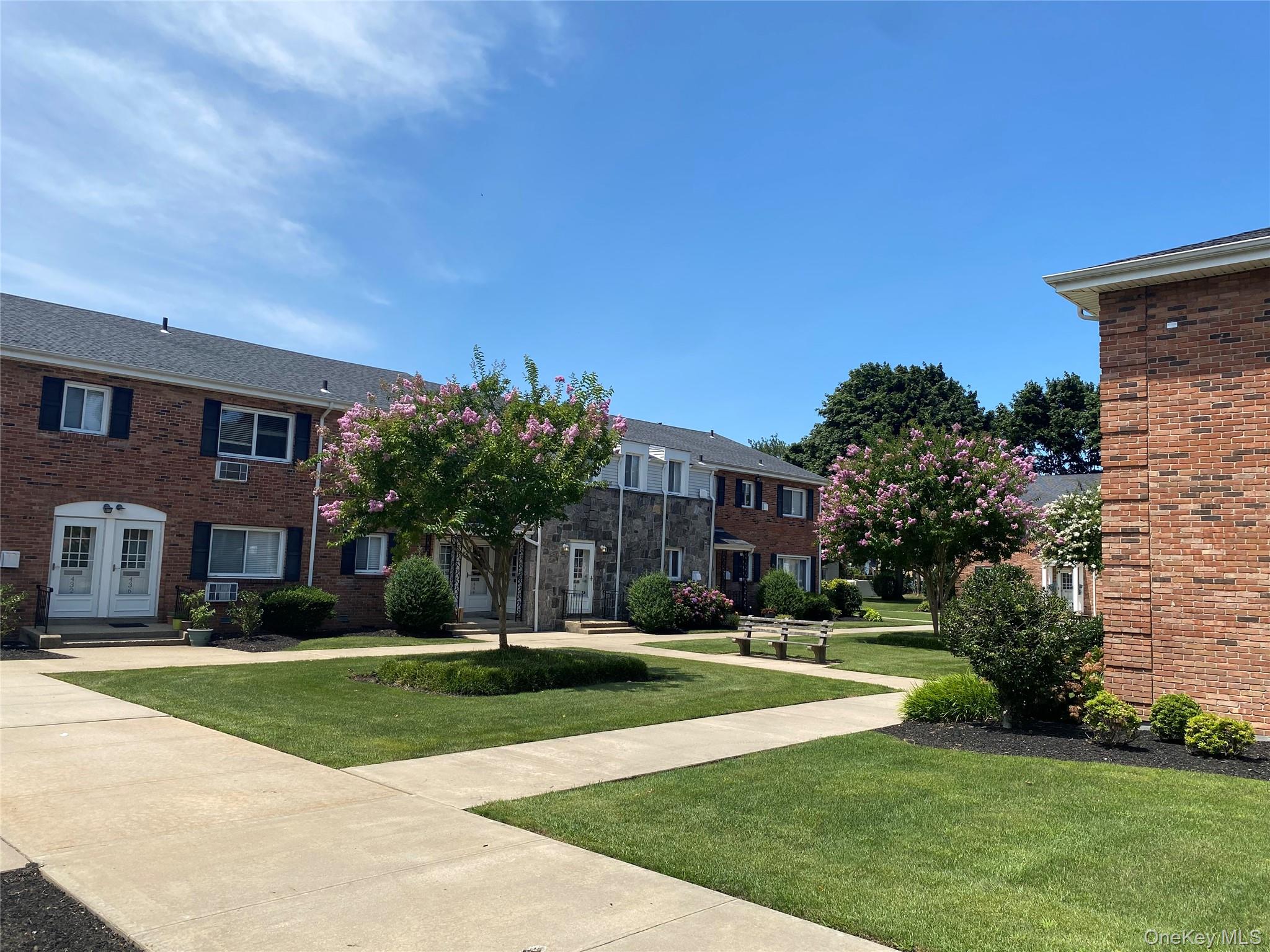 #1 photo, 256 Dawson Lane, नासाउ काउंटी Jericho , NY 11753