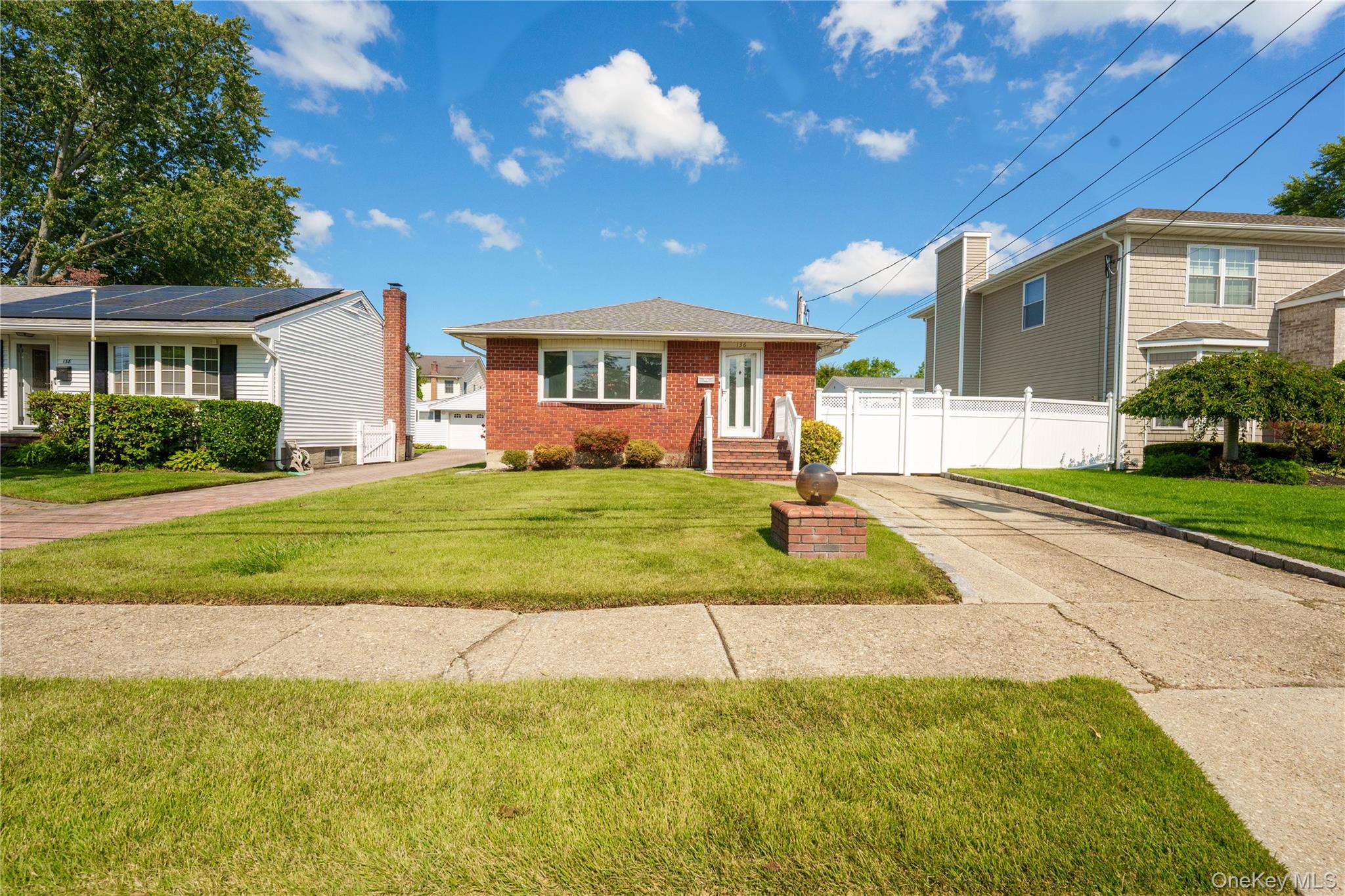 #1 photo, 136 10th Street, हिक्सविले Hicksville , NY 11801