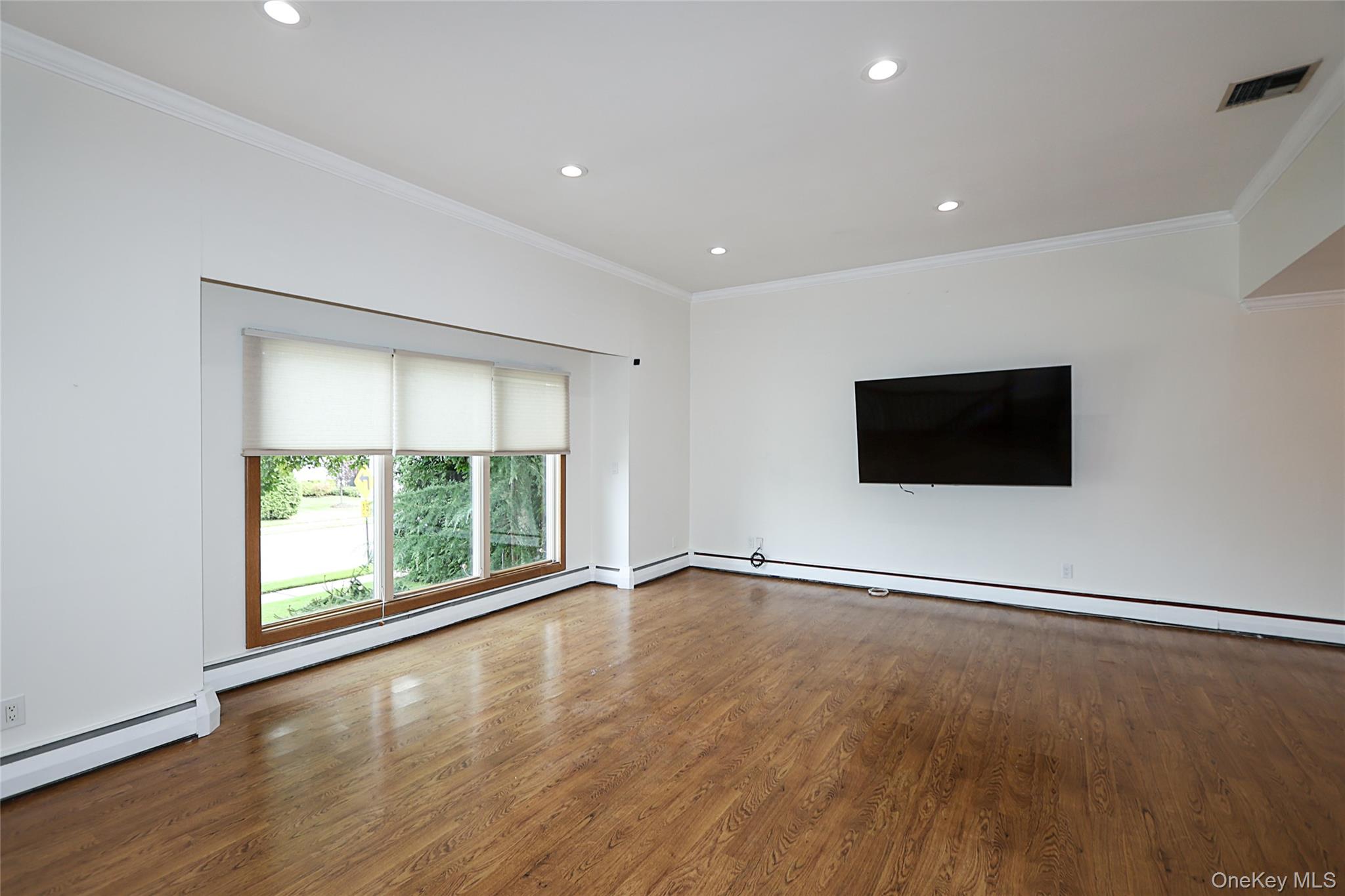 #11 photo, 14 Glenn Drive, Woodbury , NY 11797