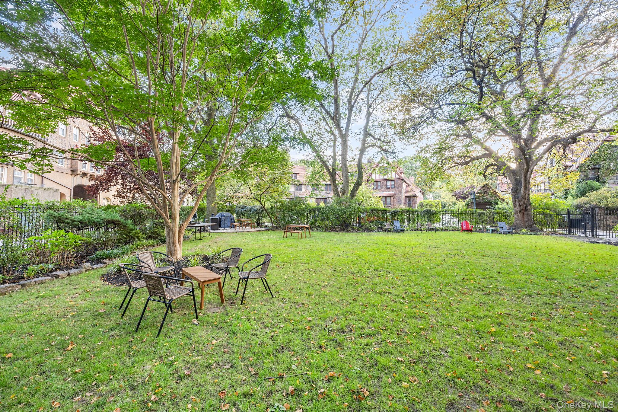 #15 photo, 20 continental Avenue, クイーンズ区 Forest Hills , NY 11375