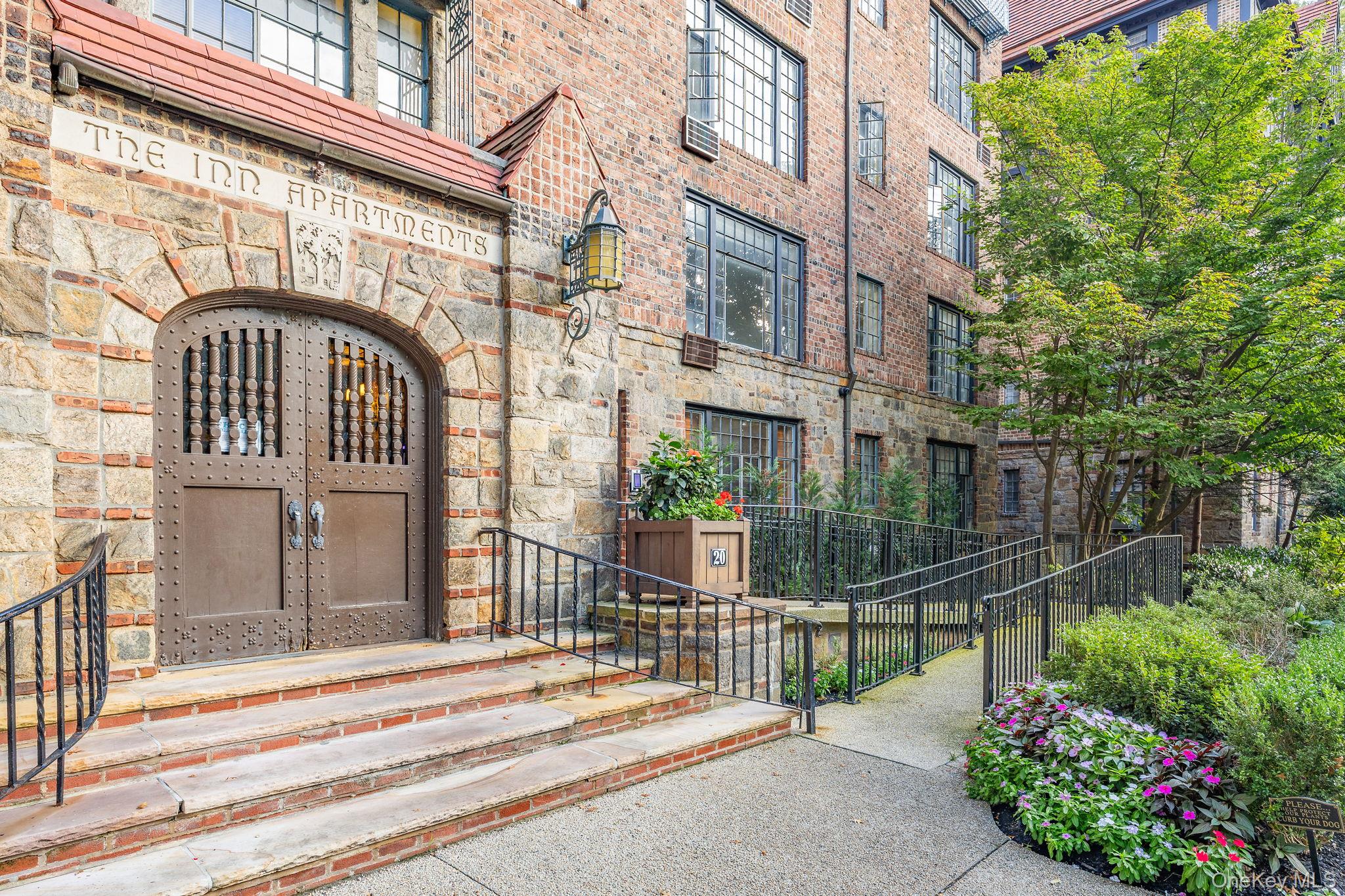 #2 photo, 20 continental Avenue, クイーンズ区 Forest Hills , NY 11375