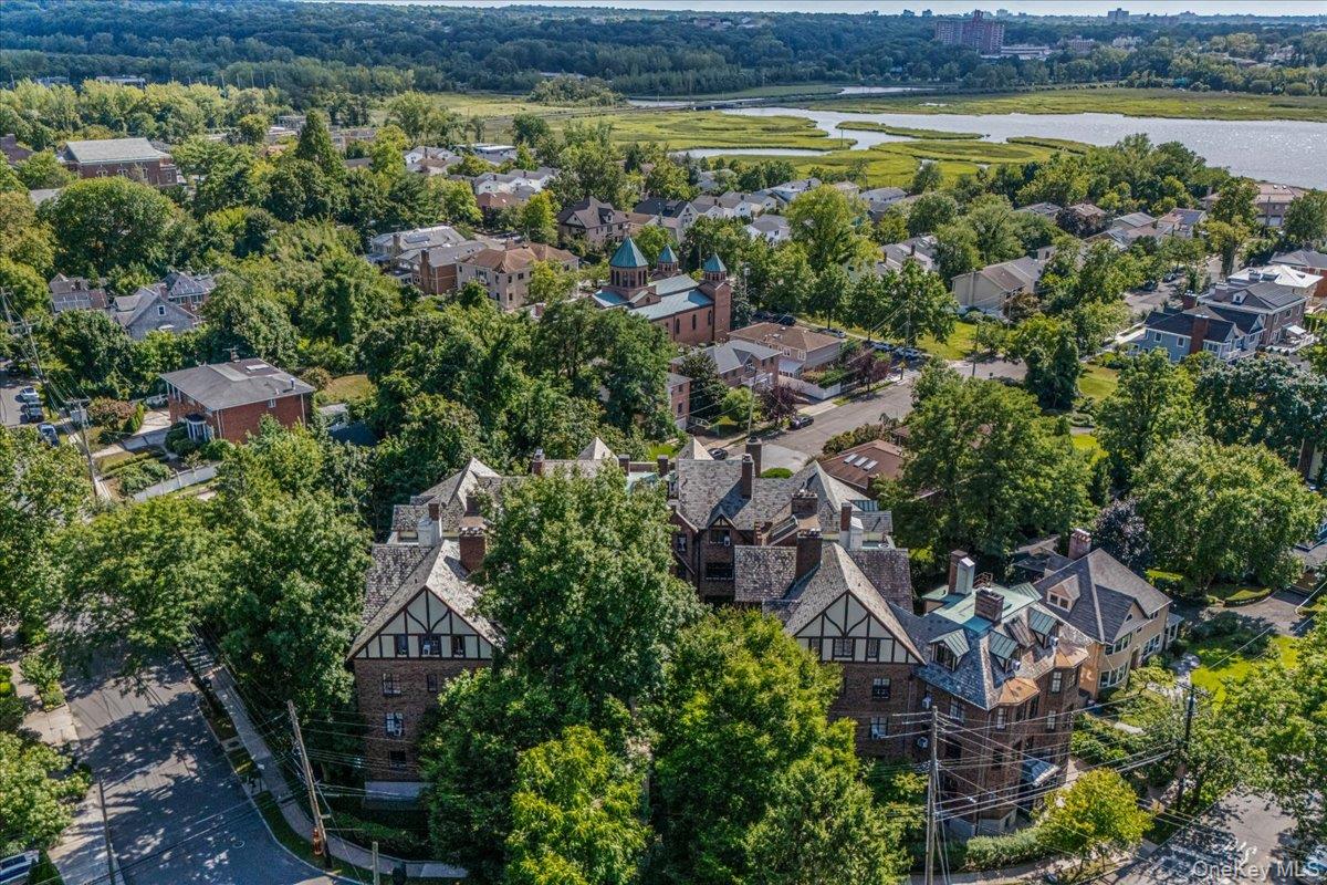 #19 photo, 38-30 Douglaston Parkway, クイーンズ区 Douglaston , NY 11363